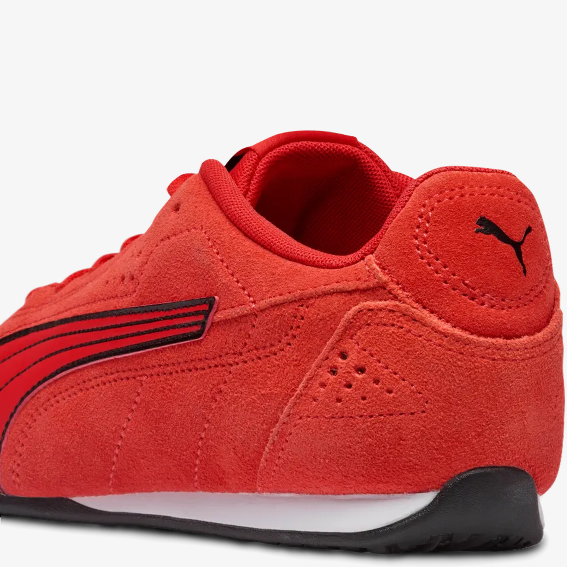 Roter Puma Sneaker aus Wildleder mit markantem Logo und gepolstertem Schaft in klarer Seitenansicht