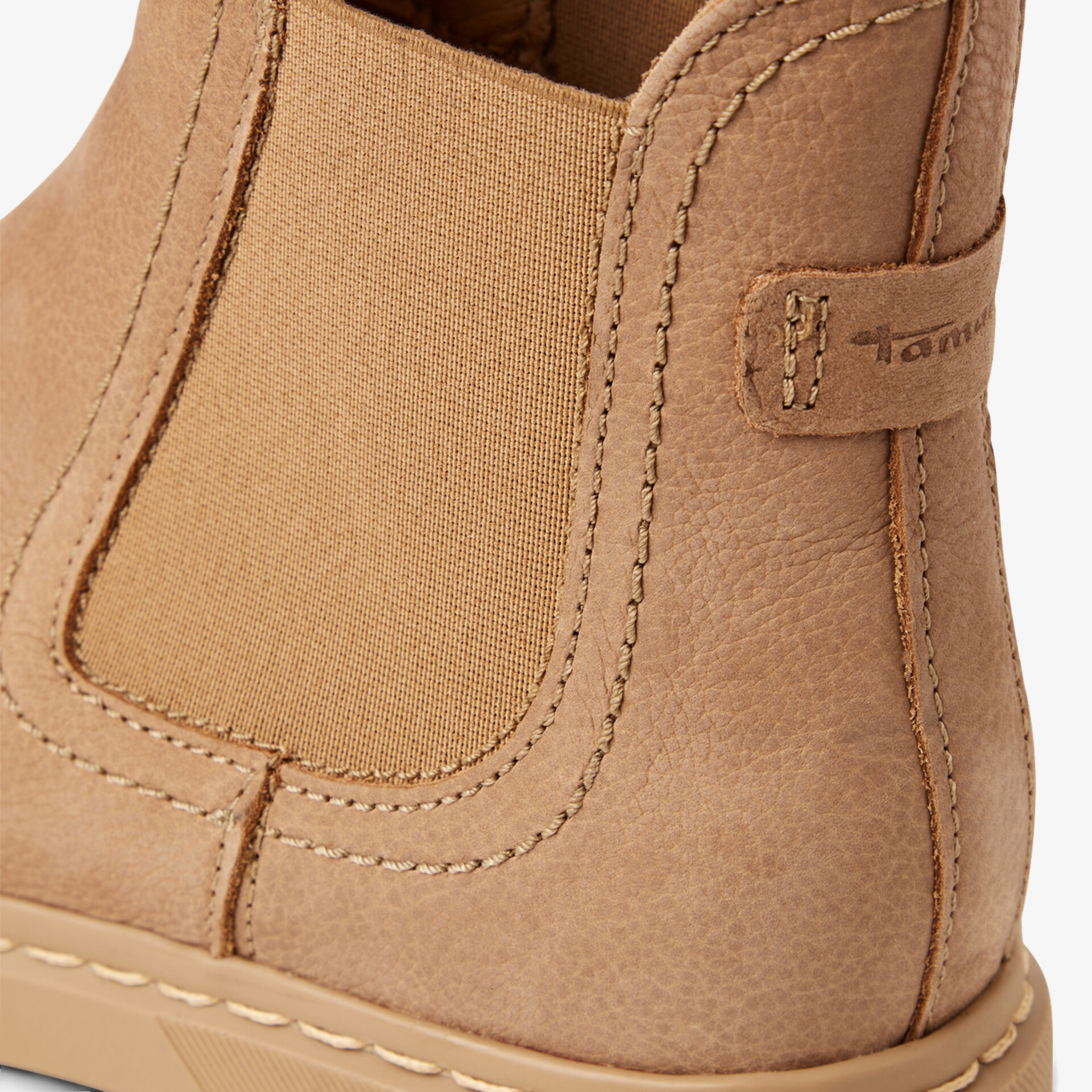 Beiger Lederschuh mit elastischem Einsatz und nahtfeinem Detail für hohen Tragekomfort