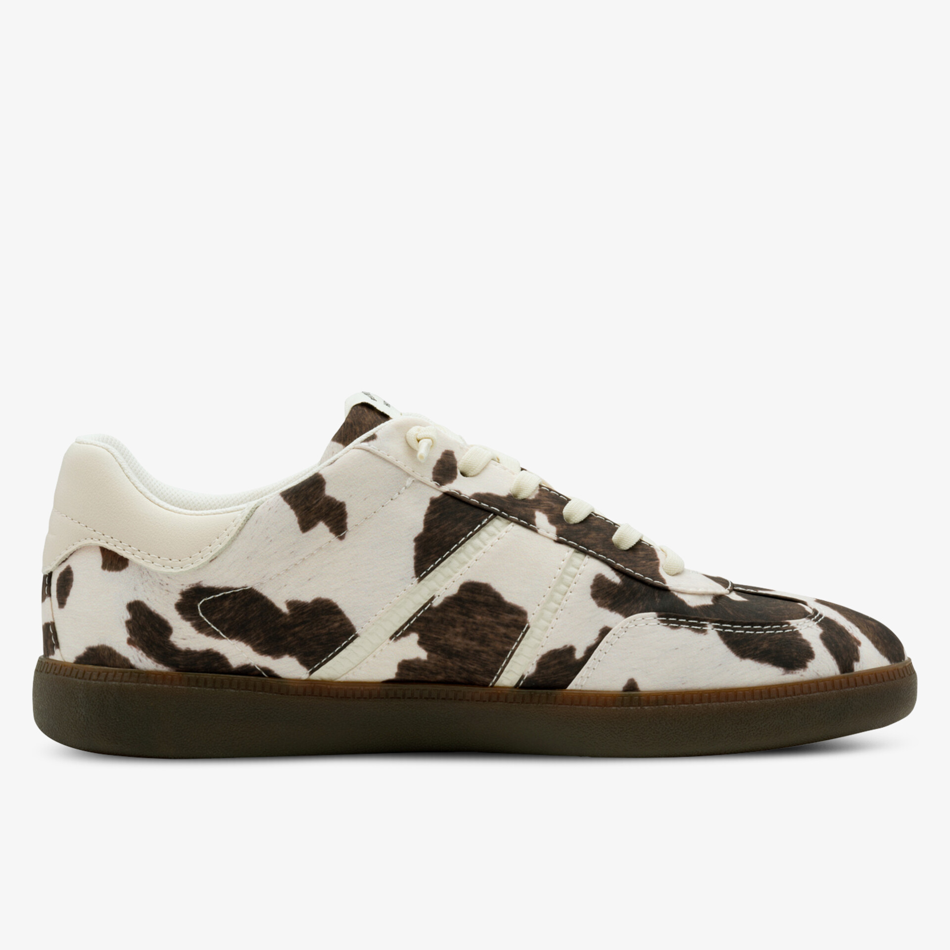 seitlich sichtbarer sportlicher Schuh mit beigem tiermuster und robuster brauner Sohle