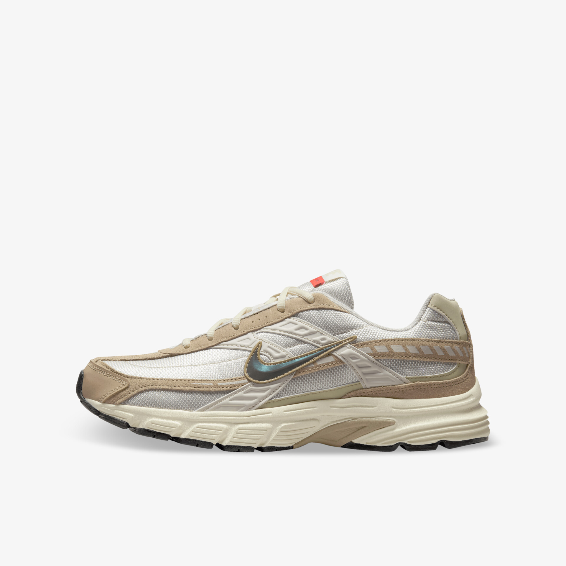 Seitenansicht eines bequemen, leichten Laufschuhs mit atmungsaktivem Material und stabiler Sohle in neutralen Farben