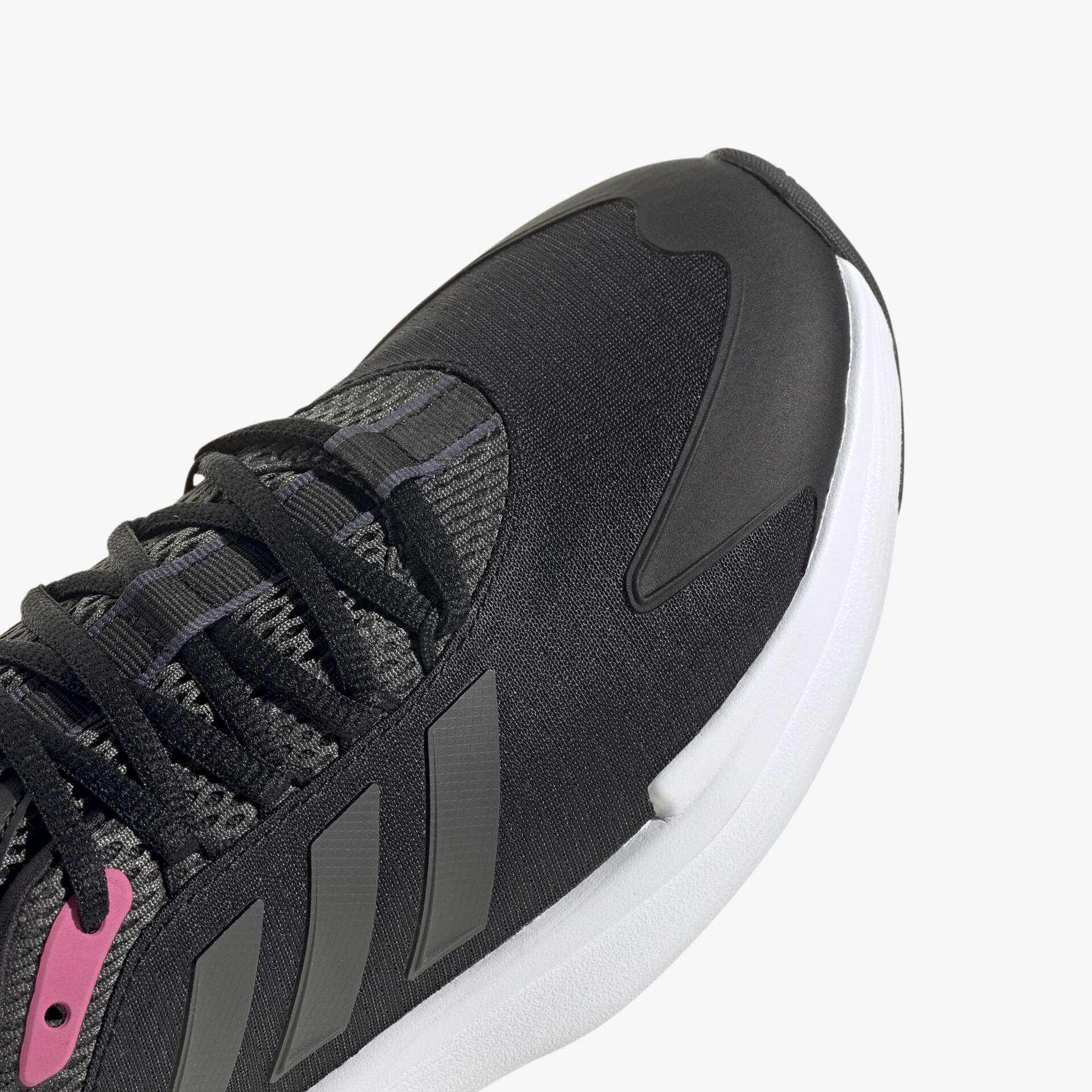 Sportlicher Schuh mit klassischen Streifen, atmungsaktivem Mesh und bequemer Sohle für optimalen Tragekomfort.