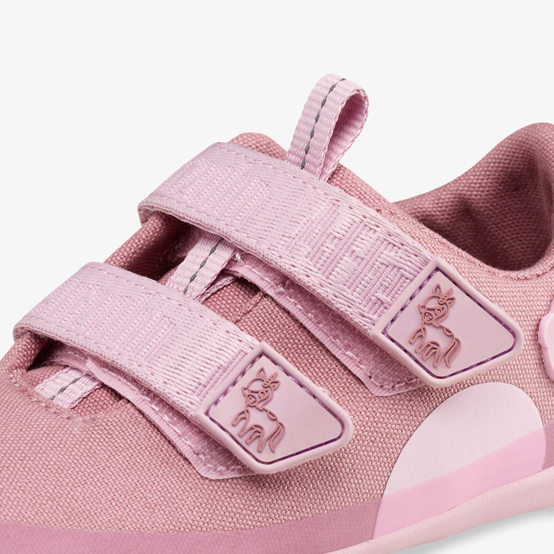 Rosa Schuh mit Klettverschluss und komfortablem Design für flexibles Tragen und sportliches Aussehen.