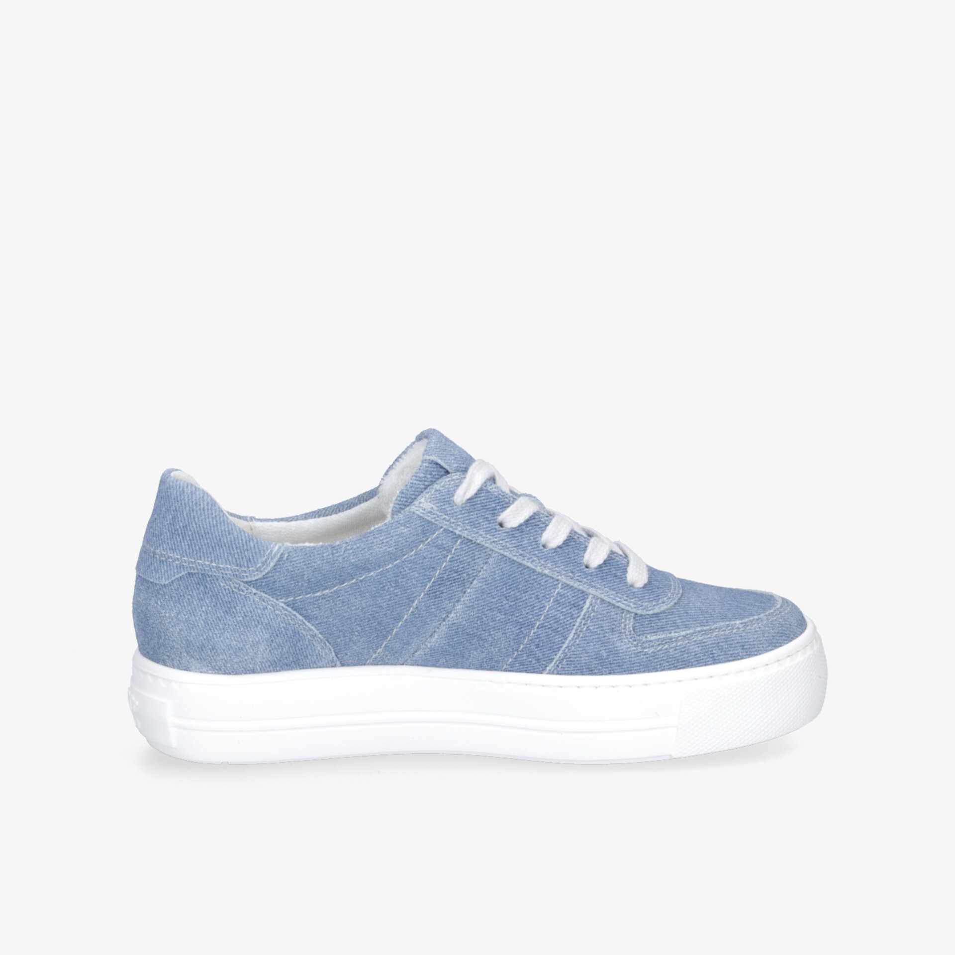 Blaue Sneaker mit weißem Plateauabsatz aus seitlicher Perspektive, klassisch und bequem für vielseitige Outfits.