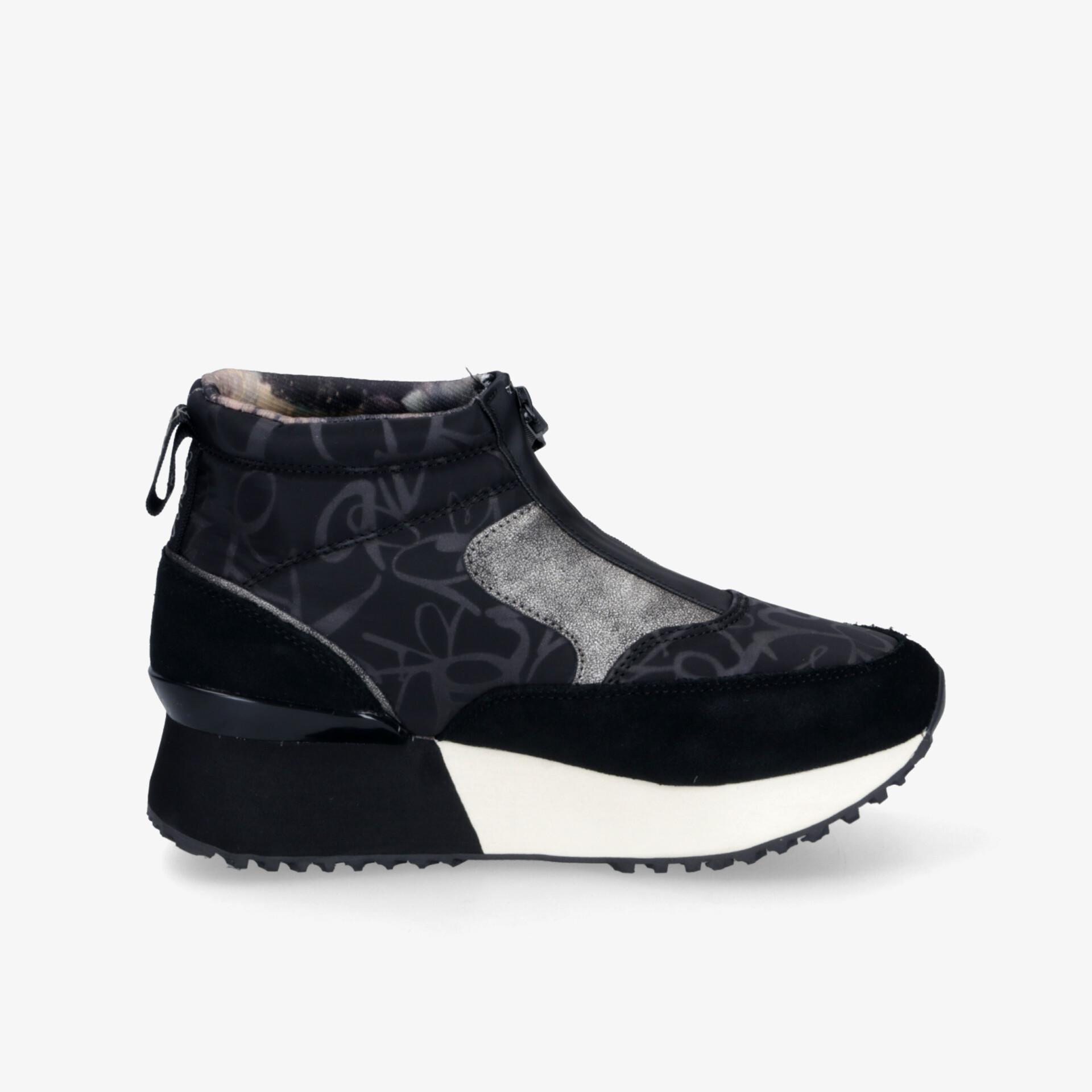 Moderner leichter Sneaker mit bequemer Passform und dämpfender Sohle in klarer seitlicher Ansicht