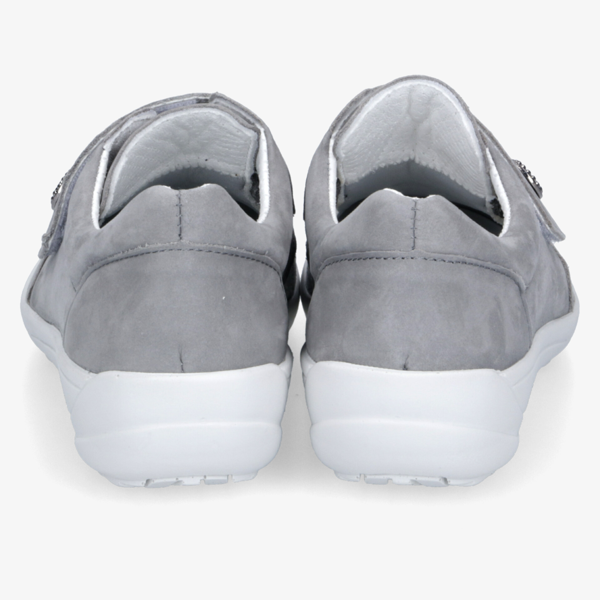 Rückansicht von bequemen grauen Schuhen mit weicher Polsterung und stabiler weißer Sohle.