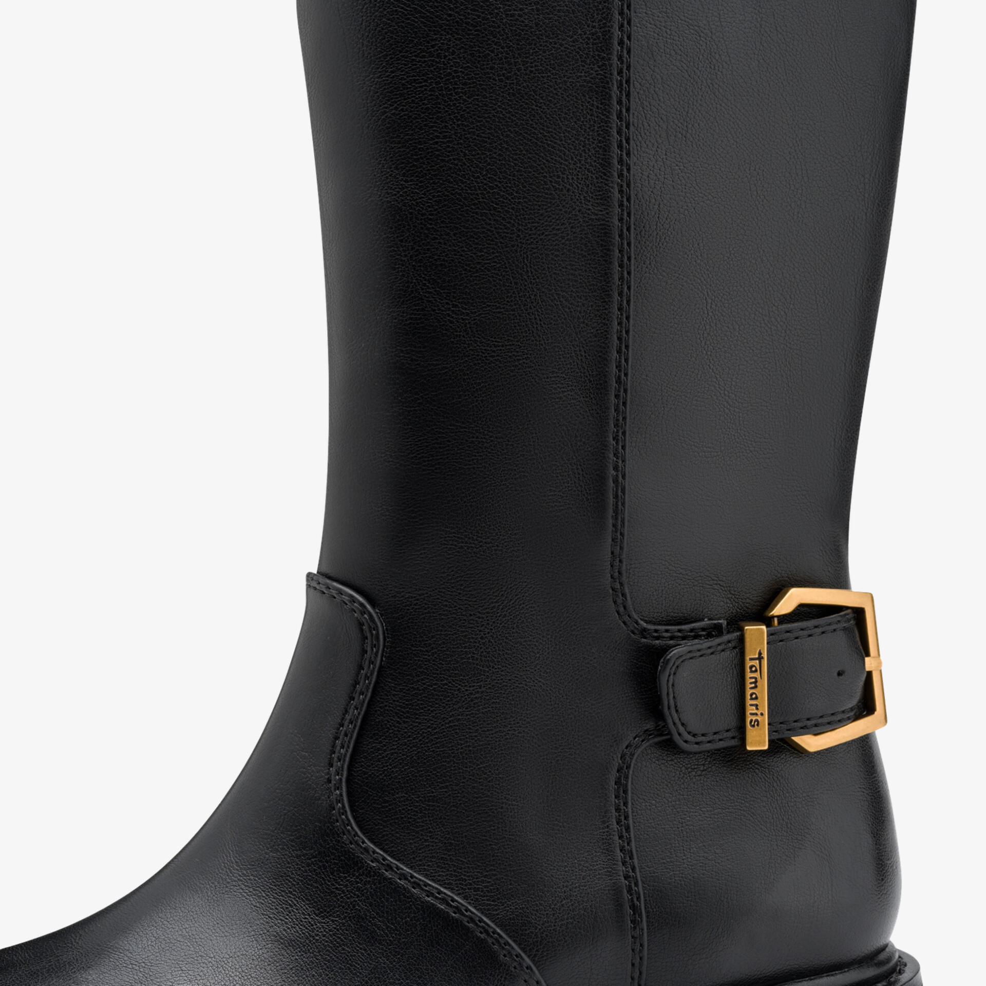 Eleganter schwarzer Lederstiefel mit goldfarbener Metallschnalle nahe dem Knöchel