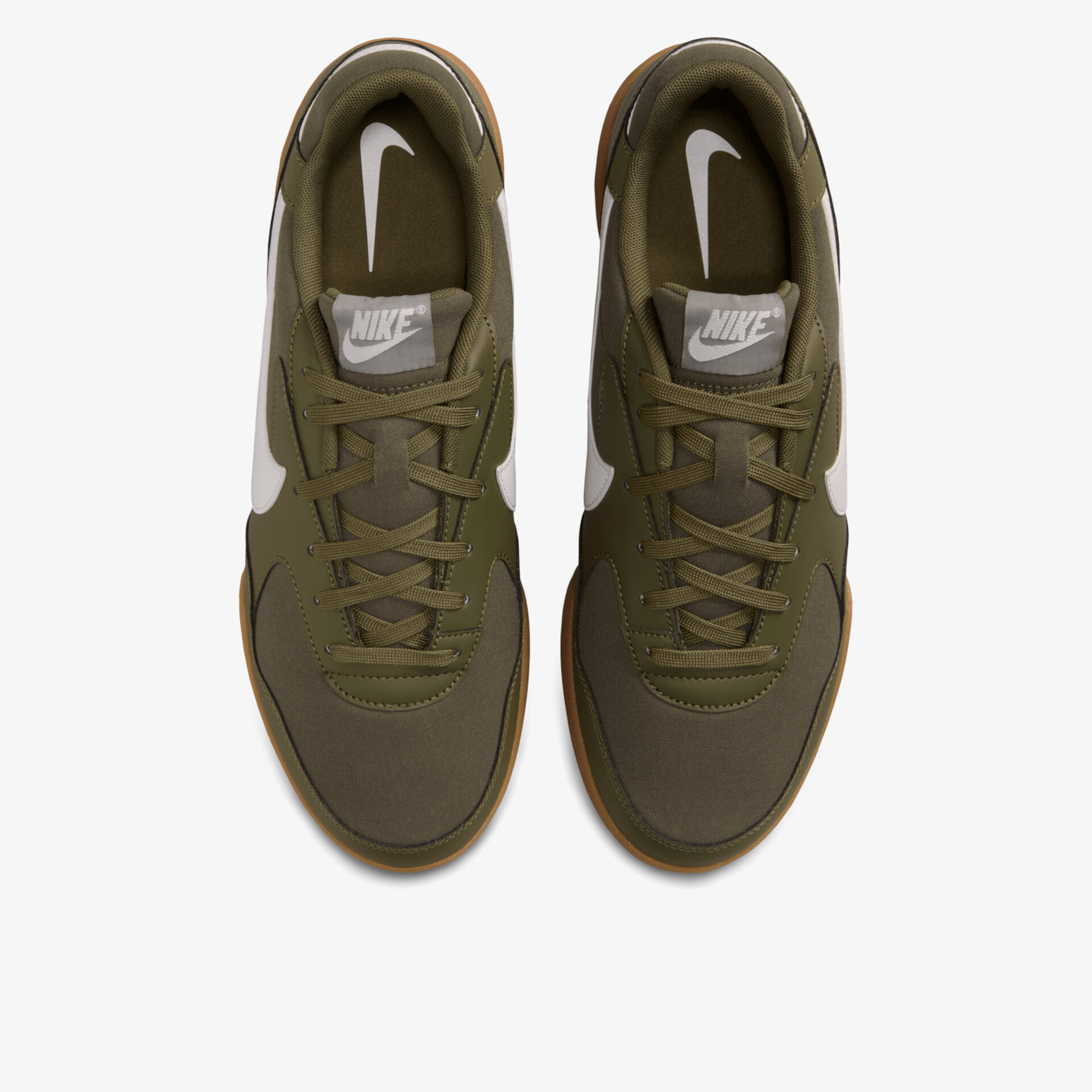 Olivgrüner Nike Sportschuh mit weißem Logo und Schnürsenkeln, bequemer und leichter Design