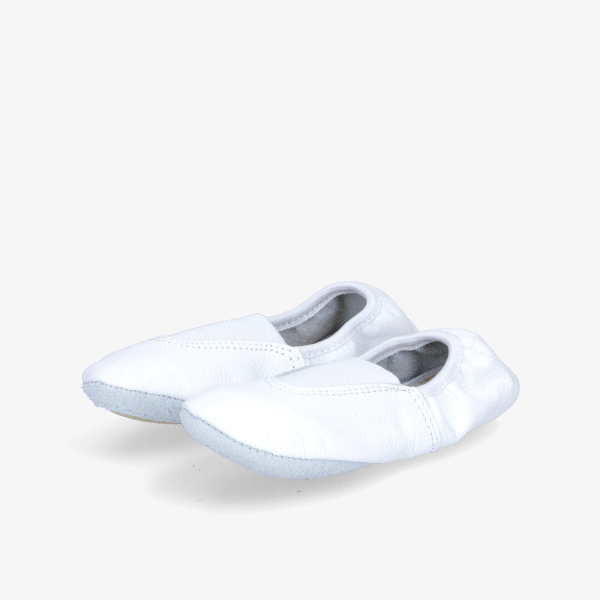 Bequeme, weiße Gymnastikschuhe mit weicher Sohle für flexible Bewegungen und optimalen Tragekomfort.