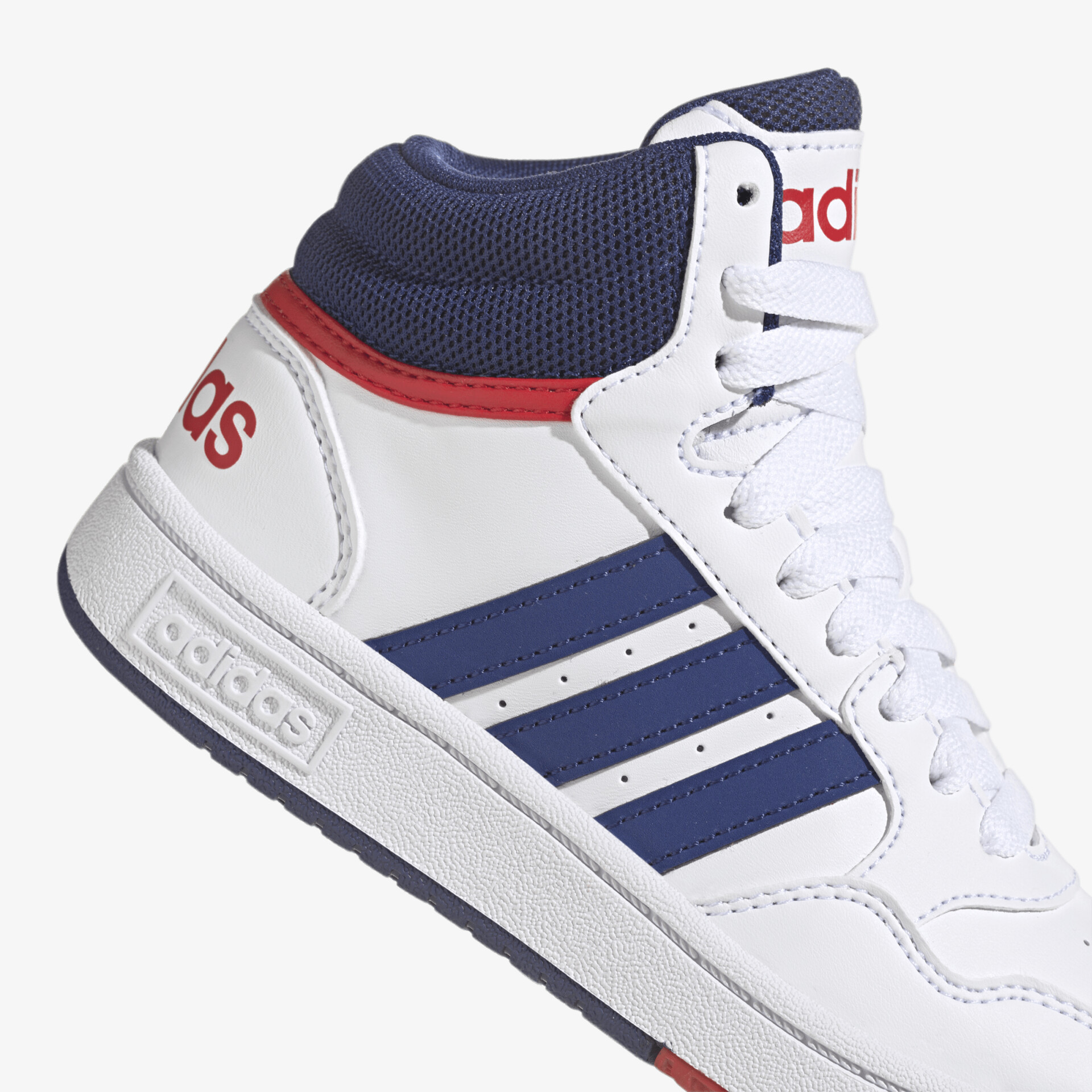 Stylische weiße Turnschuhe mit blauen und roten Akzenten, perfekt für trendige urbane Looks.
