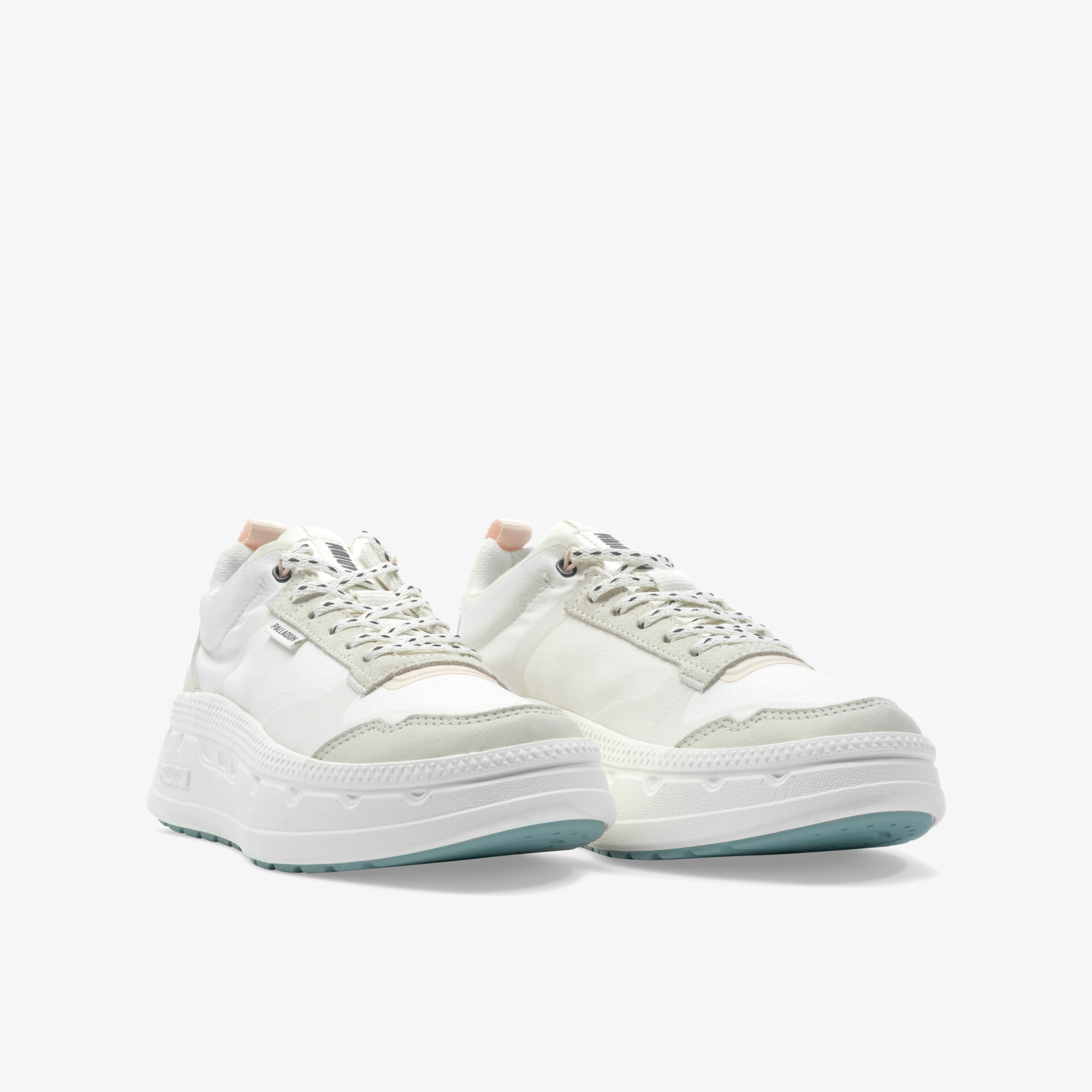 Weißes Sneaker-Paar mit leichter, gepolsterter Sohle und modernem, atmungsaktivem Design, schräg vorne gezeigt