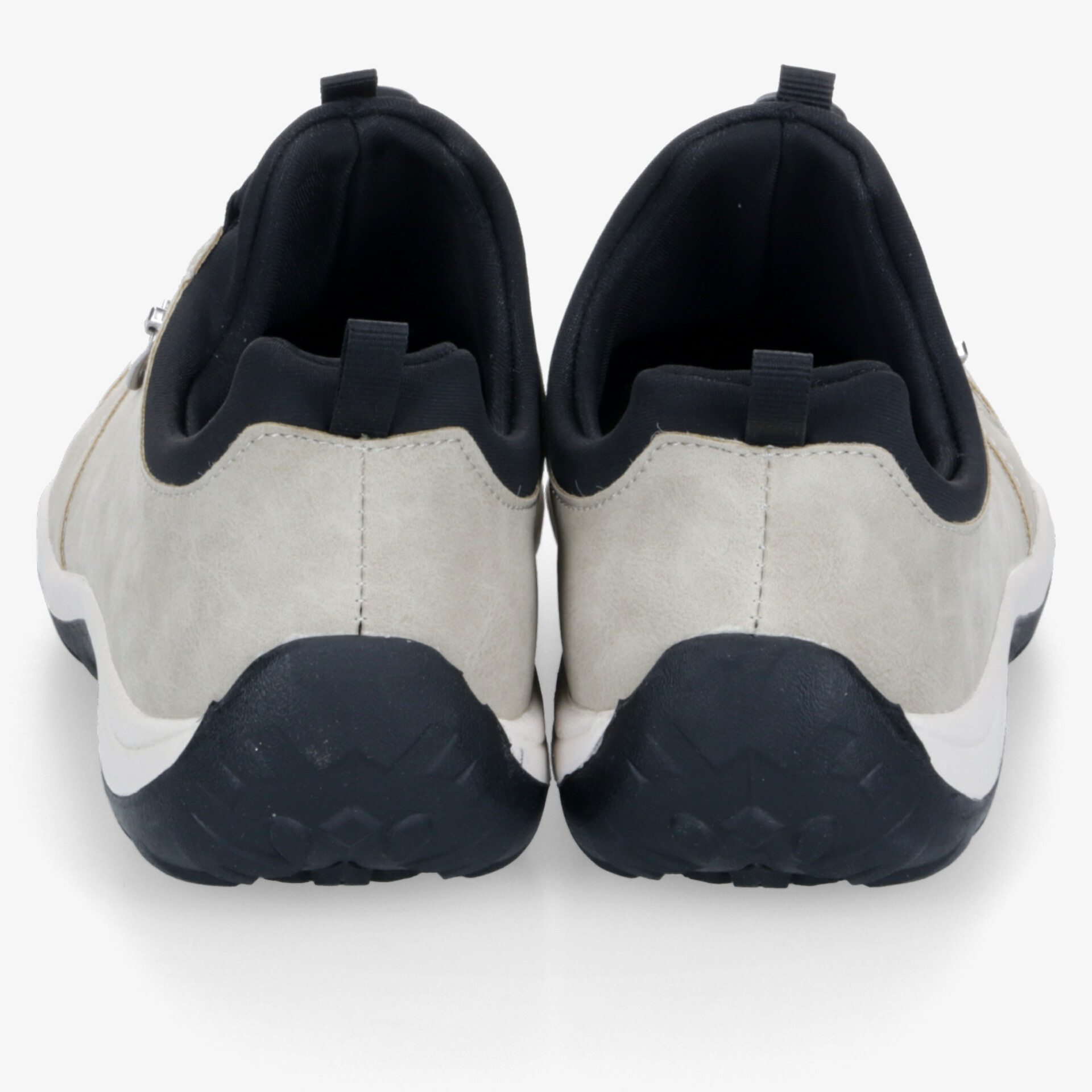 Rückansicht eines Paares sportlicher Schuhe mit rutschfester Sohle und bequemer Passform