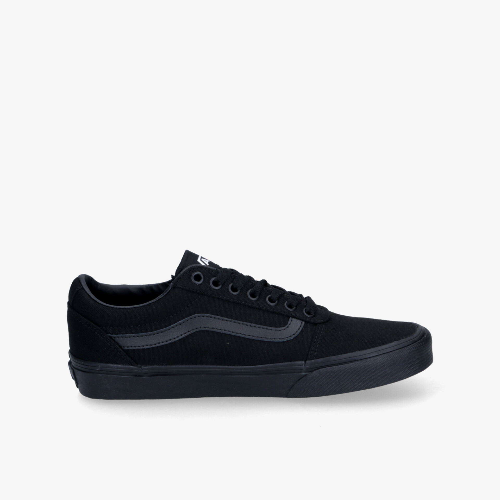 Schwarzer Sneaker mit robuster Profilsohle, sportlichem Design und bequemer Passform in klarer Seitenansicht