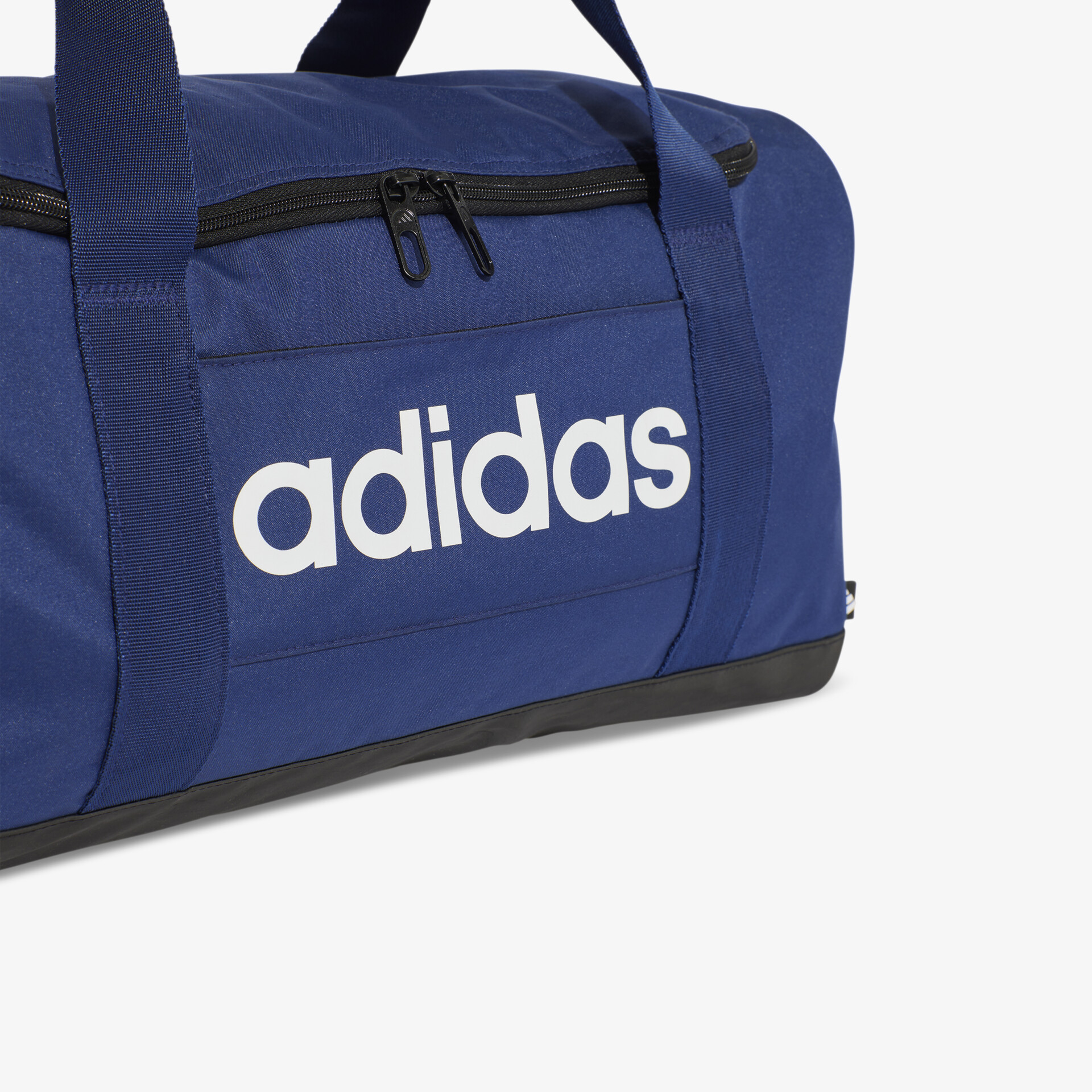 Blauer Adidas Sporttasche Ausschnitt mit Reißverschluss und Tragegriff, langlebiges Material sichtbar
