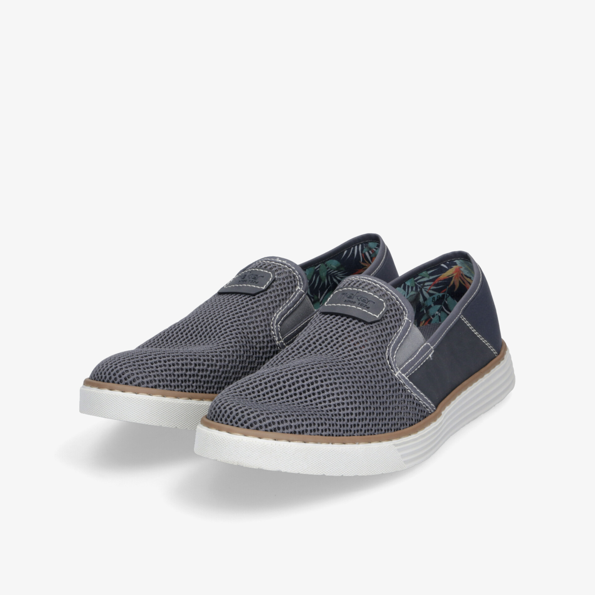 Leichte graue Slip-On Schuhe aus atmungsaktivem Material mit rutschfester weißer Sohle, bequem für Alltag und Freizeit