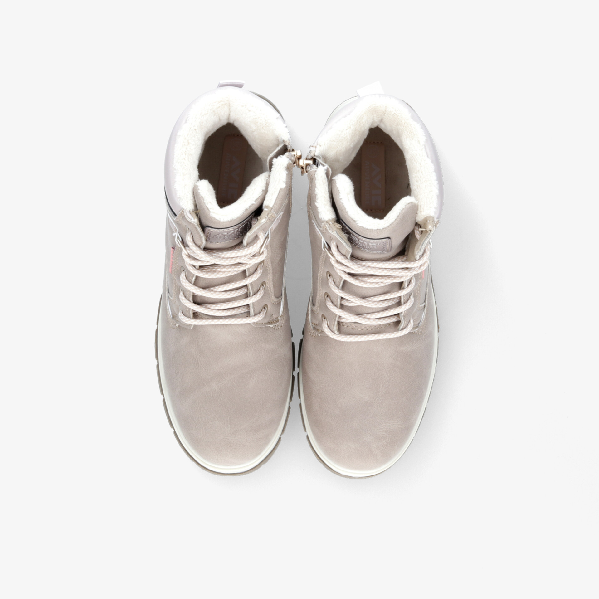 Elegantes Paar Sneaker in neutraler Farbe von oben gezeigt, mit gepolstertem Kragen und stabiler Sohle