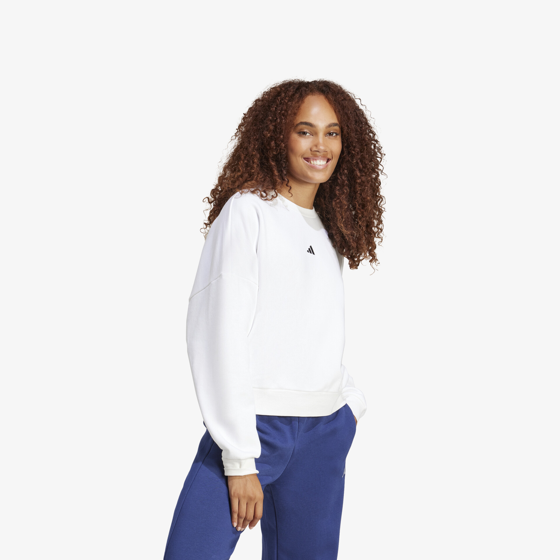Weißer Pullover mit Rundhalsausschnitt, langer Ärmel und lockerer bequemer Passform für einen lässigen Look