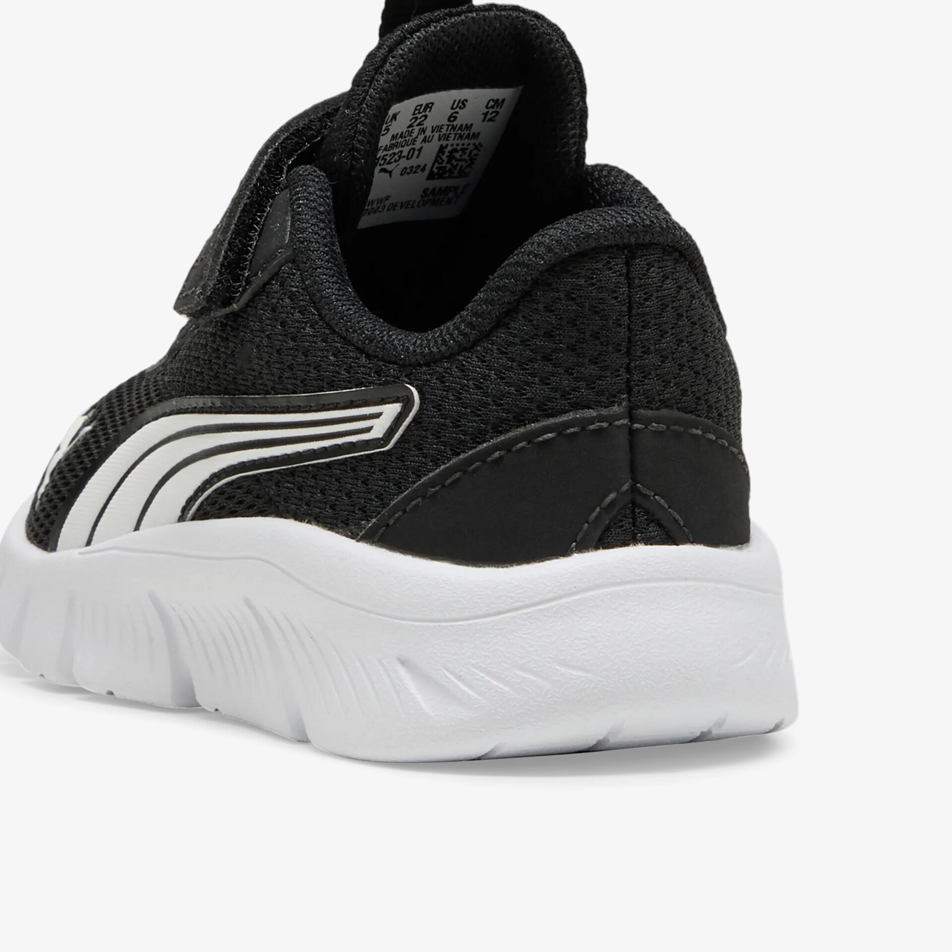 Schwarzer Schuh mit weißer Sohle, komfortabel und robust, seitlicher Blick auf das Modell