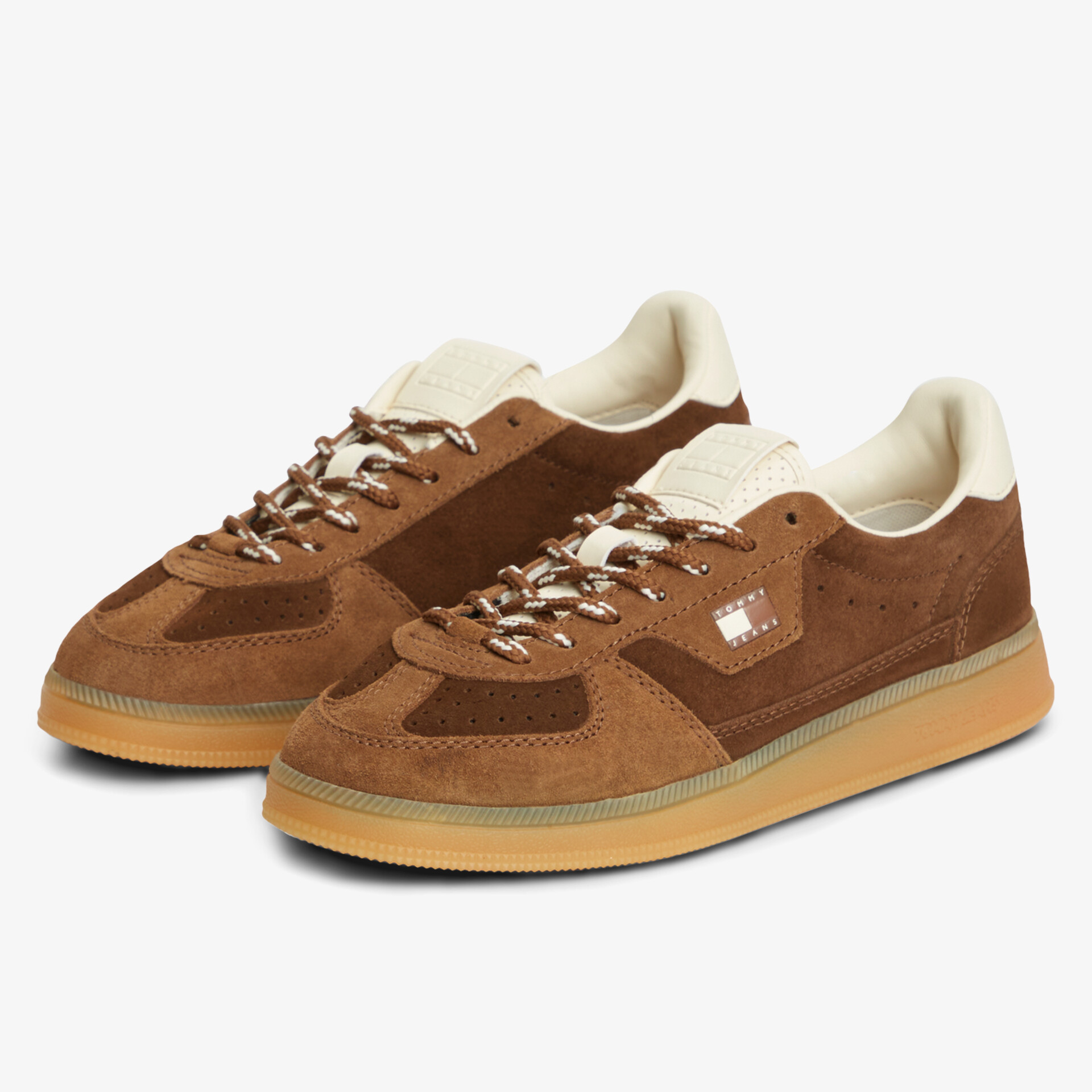Braune Sneaker aus Veloursleder mit bequemer Passform und rutschfester Gummisohle, sportlich und stylisch