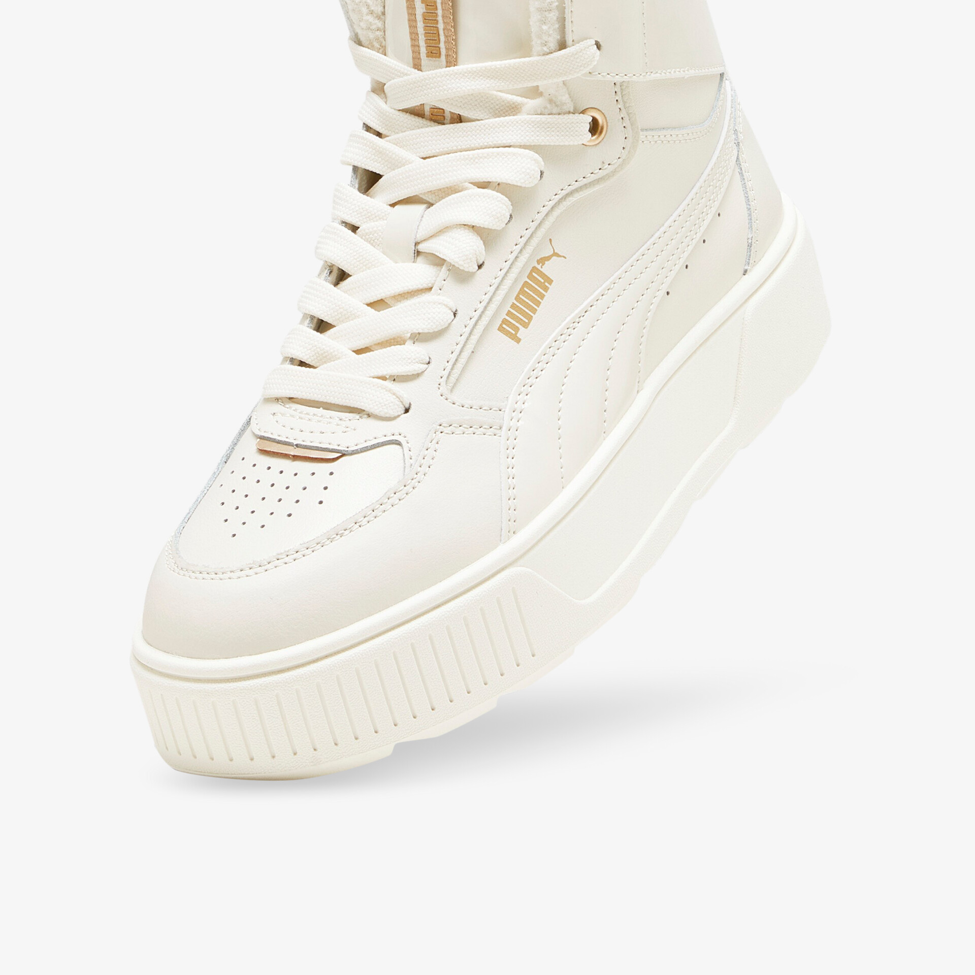 Trendiger cremefarbener Sneaker mit hoher Sohle und luxuriösem Design, modern und komfortabel.