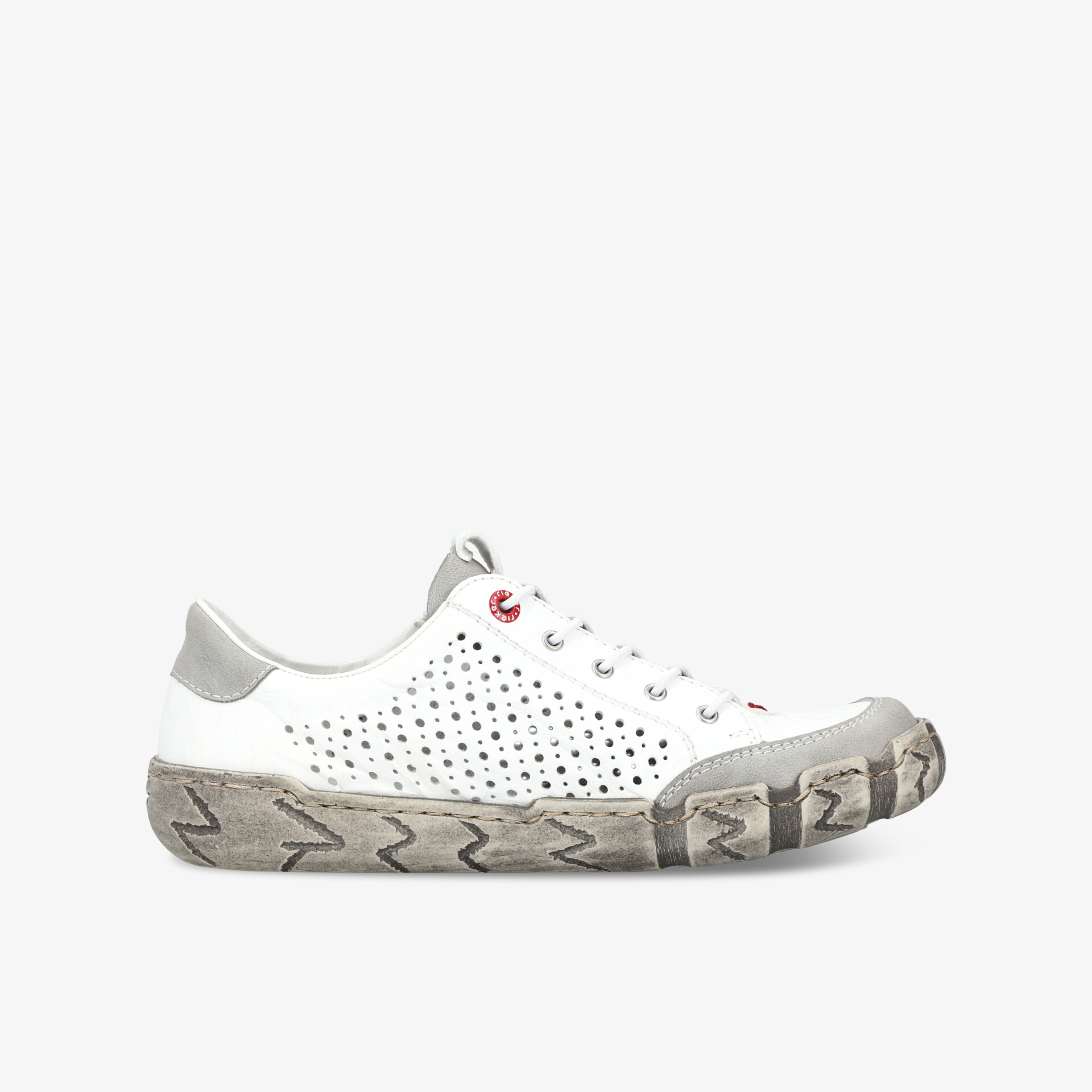 Weißer Schuh mit perforiertem Obermaterial und robuster abgenutzter Sohle, seitliche Ansicht