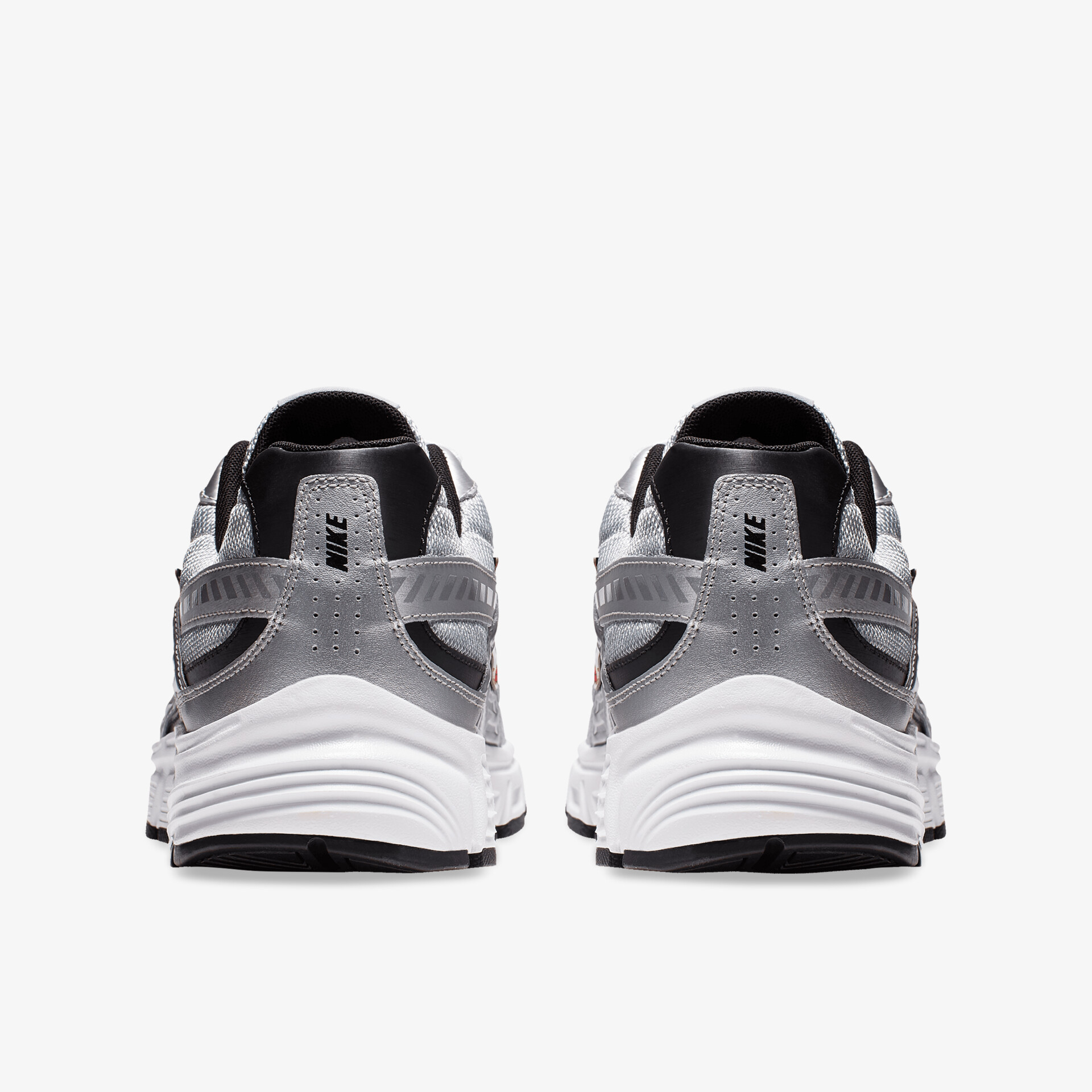 Rückansicht von zwei modernen Sportschuhen mit stabiler Fersenkonstruktion und komfortabler Dämpfung