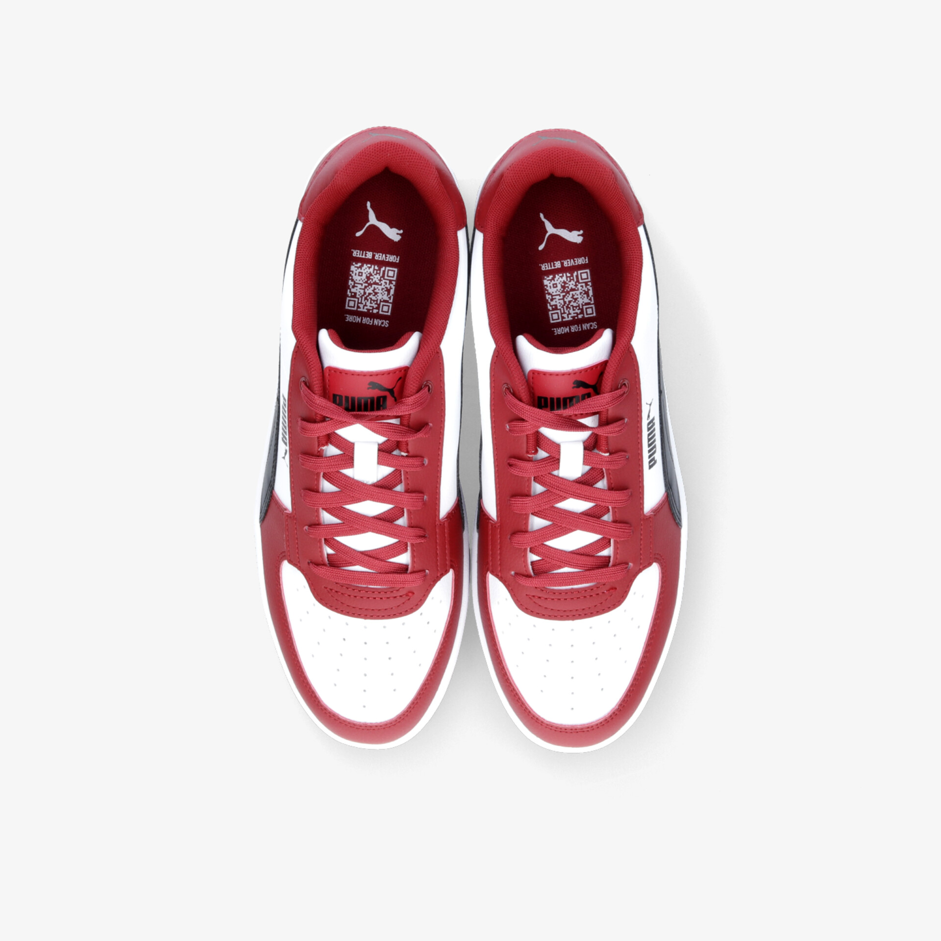 Rote Sneaker mit weißer Sohle und Schnürsenkeln, sportlich und komfortabel, Draufsicht auf das Paar Schuhe