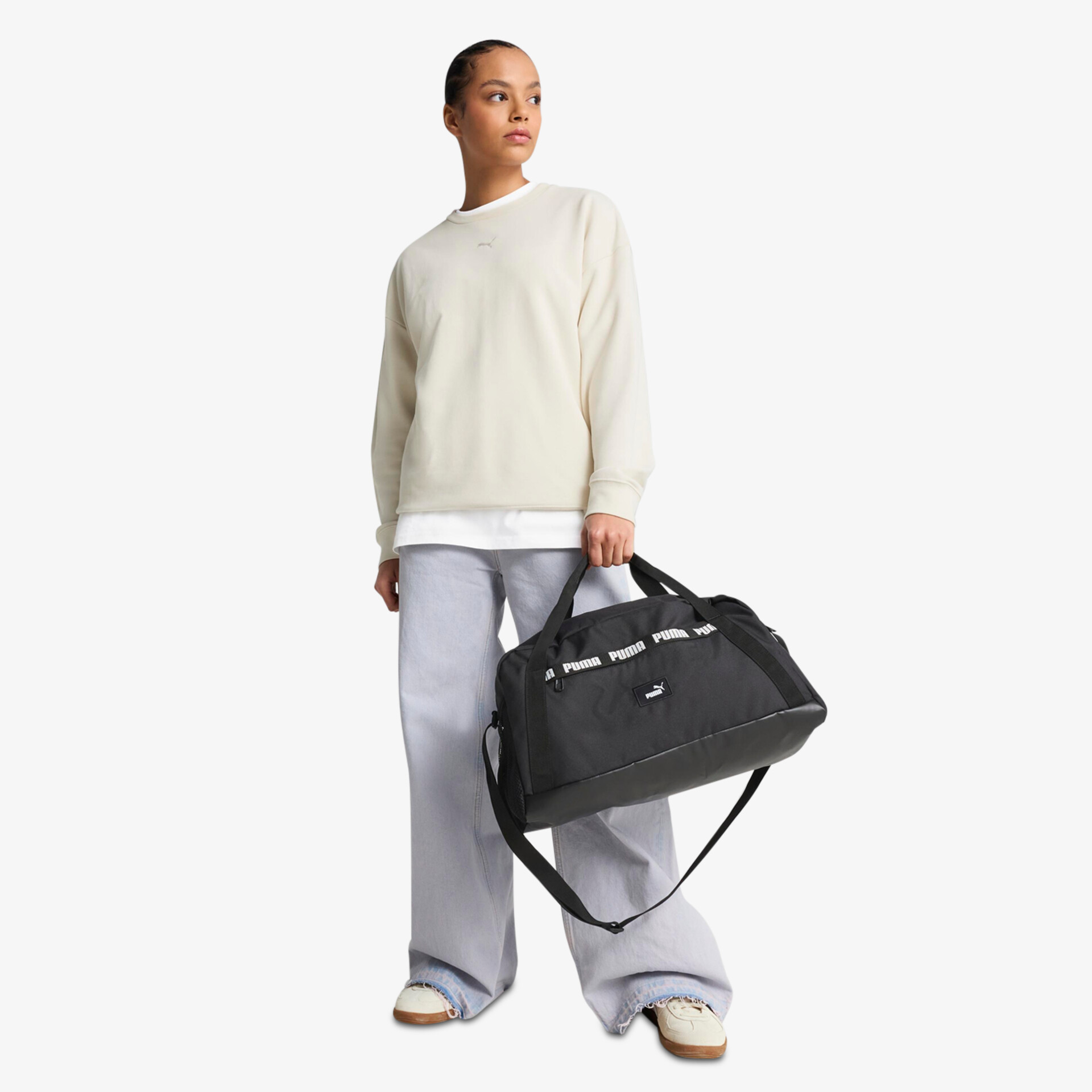 Schwarze sportliche Tasche mit zwei Griffen und abnehmbarem Tragegurt, geräumig und robust