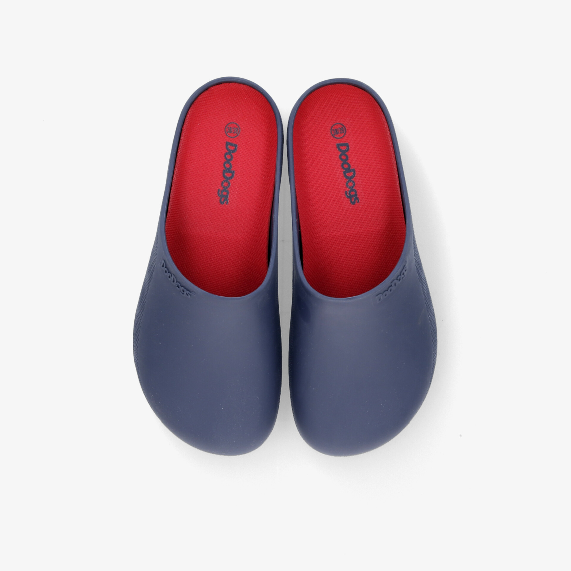 Blaue Clogs mit rotem Innenfutter, ideal für Zuhause oder im Garten, bieten Komfort und Stil.
