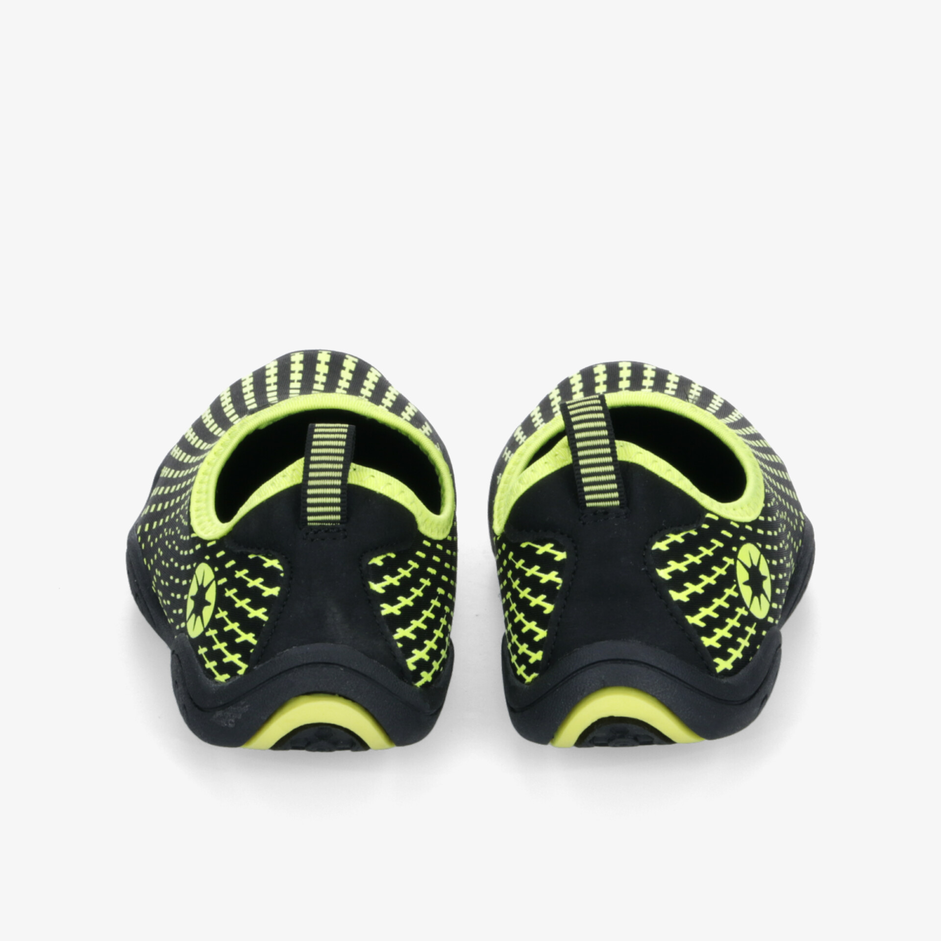 Rückansicht von zwei rutschfesten Schwimmschuhen in Schwarz und Gelb mit flexiblem und leichtem Design