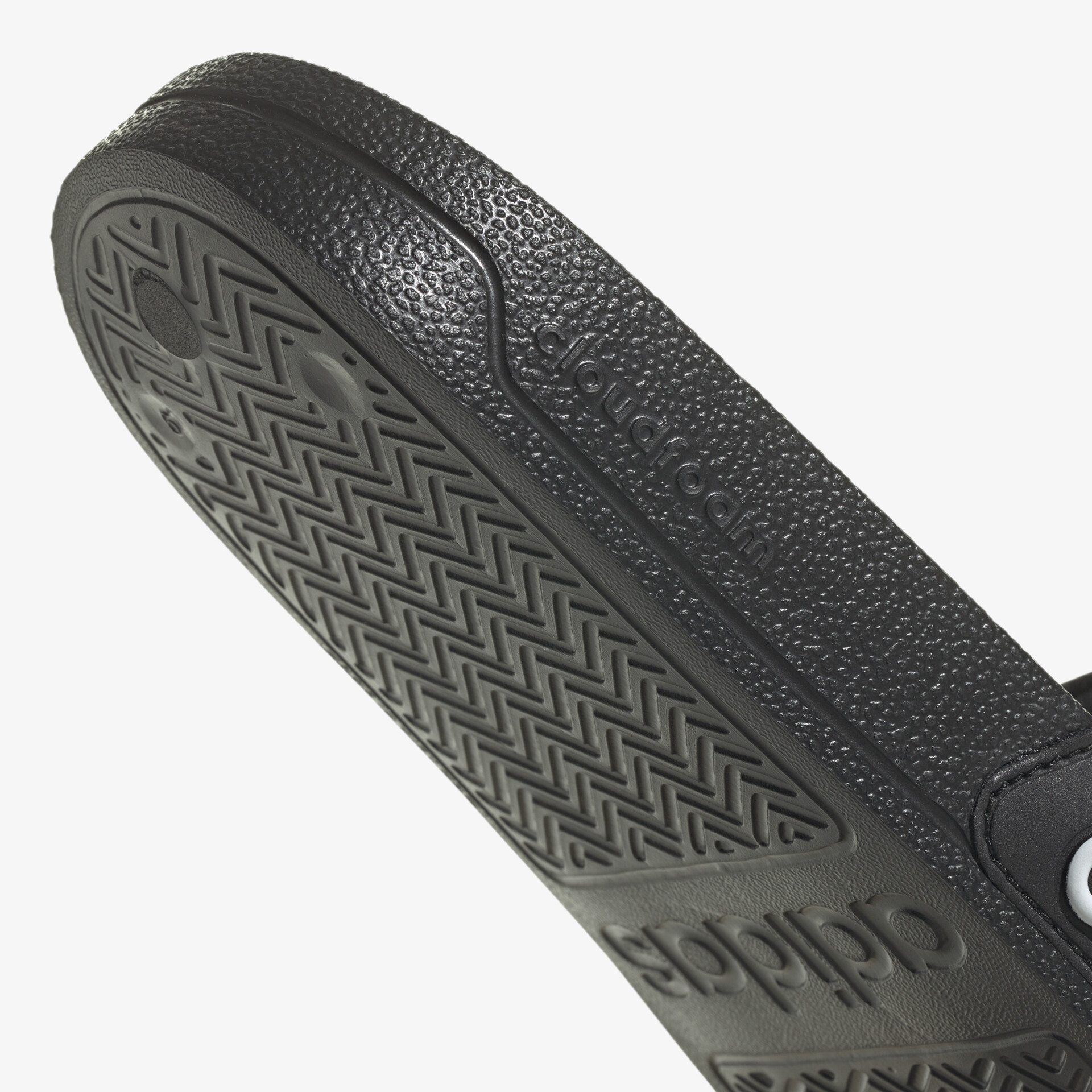 Robuste Schuhsohle mit rutschfestem Profil für optimalen Halt und langlebige Performance im Alltag.