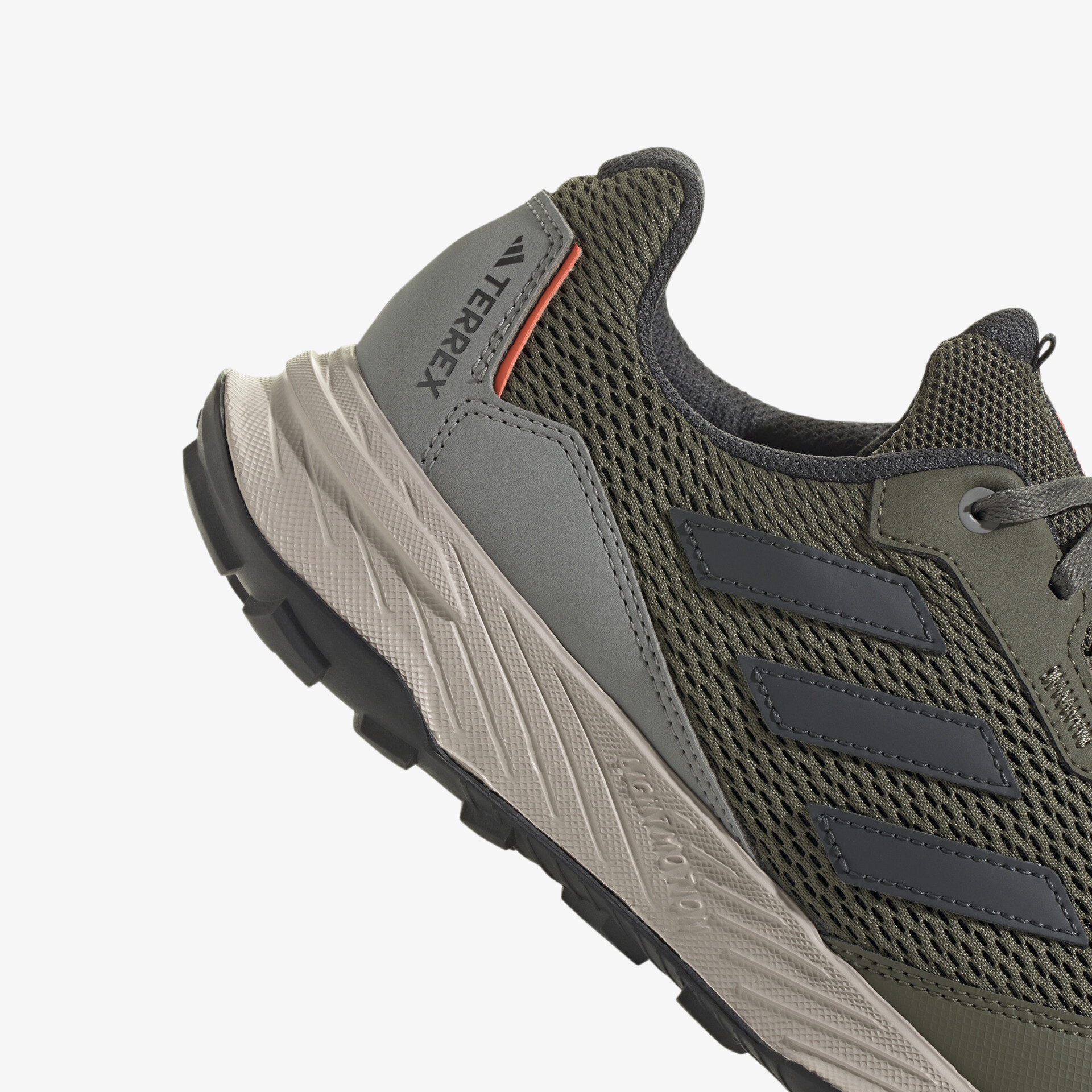 Detailaufnahme eines robusten, atmungsaktiven und komfortablen Sportschuhs mit moderner Optik und gepolsterter Sohle