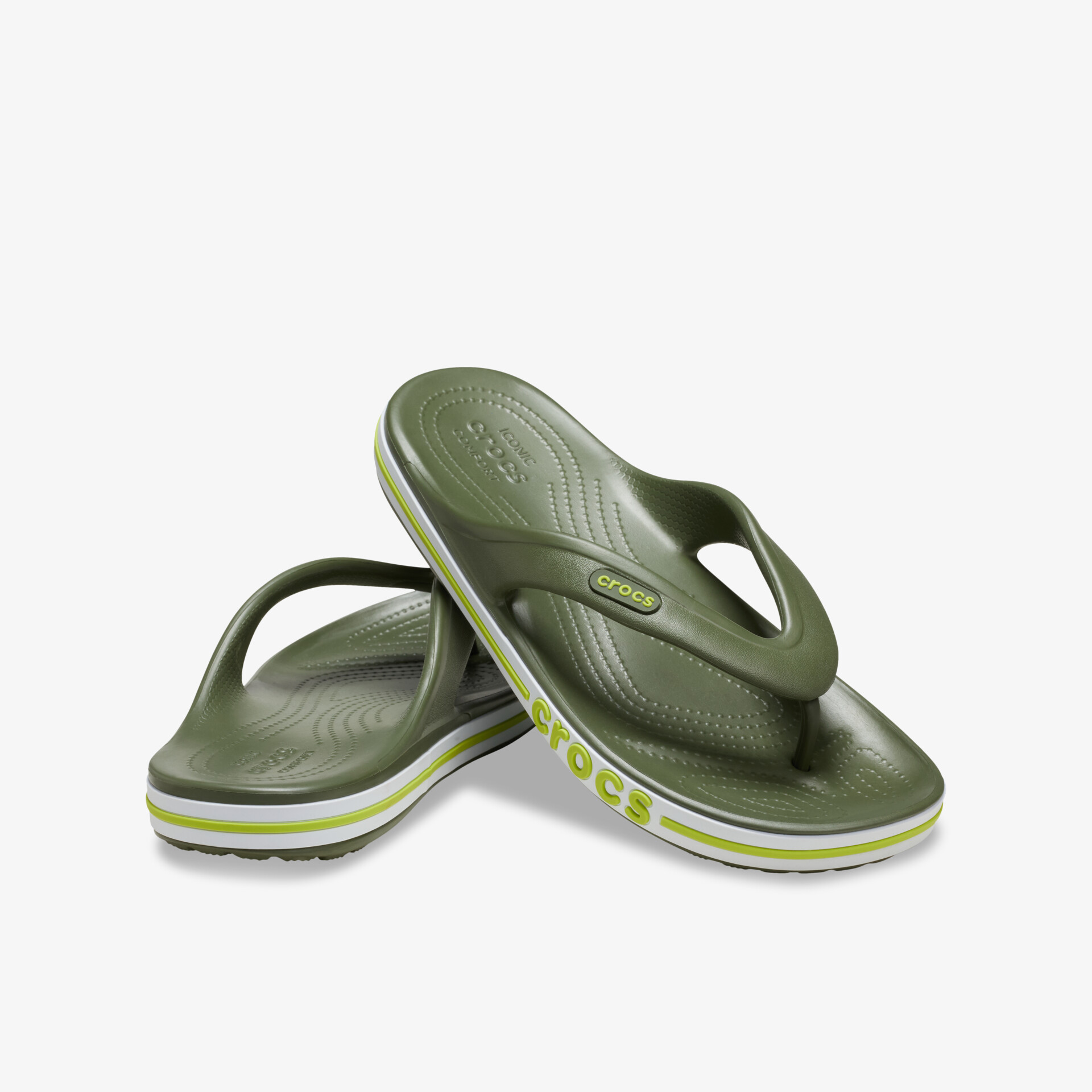 Grünes Sandalenpaar mit leichter, bequemer Passform und rutschfester Sohle für angenehmen Tragekomfort