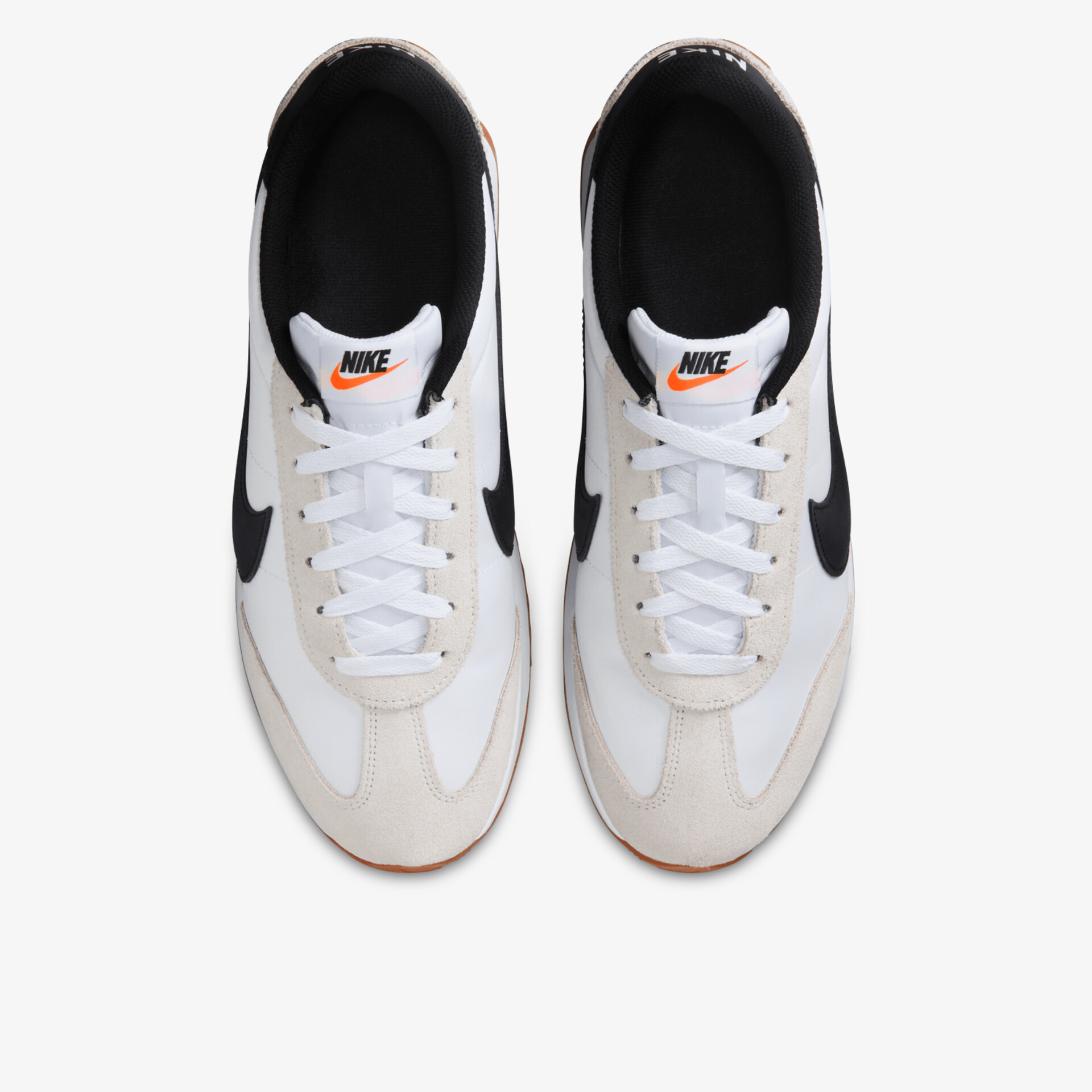 Weiße Sneaker mit schwarzen Details, sportlich und bequem, klassische Schnürung, Top-Down Ansicht von zwei Schuhen