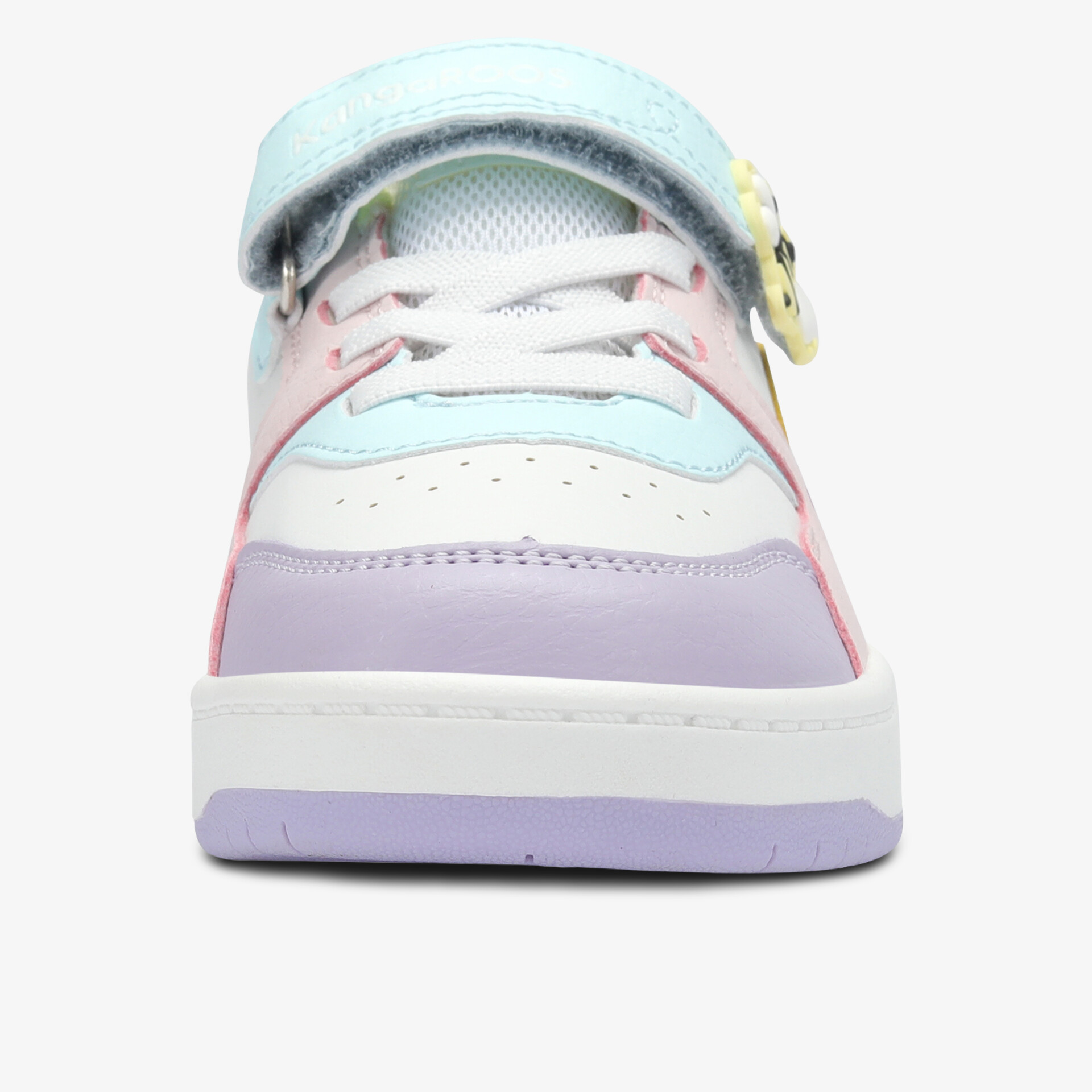 Frontalansicht eines bunten Sneakers mit gepolstertem Schaft und modischem Design, ideal für Komfort und Stil