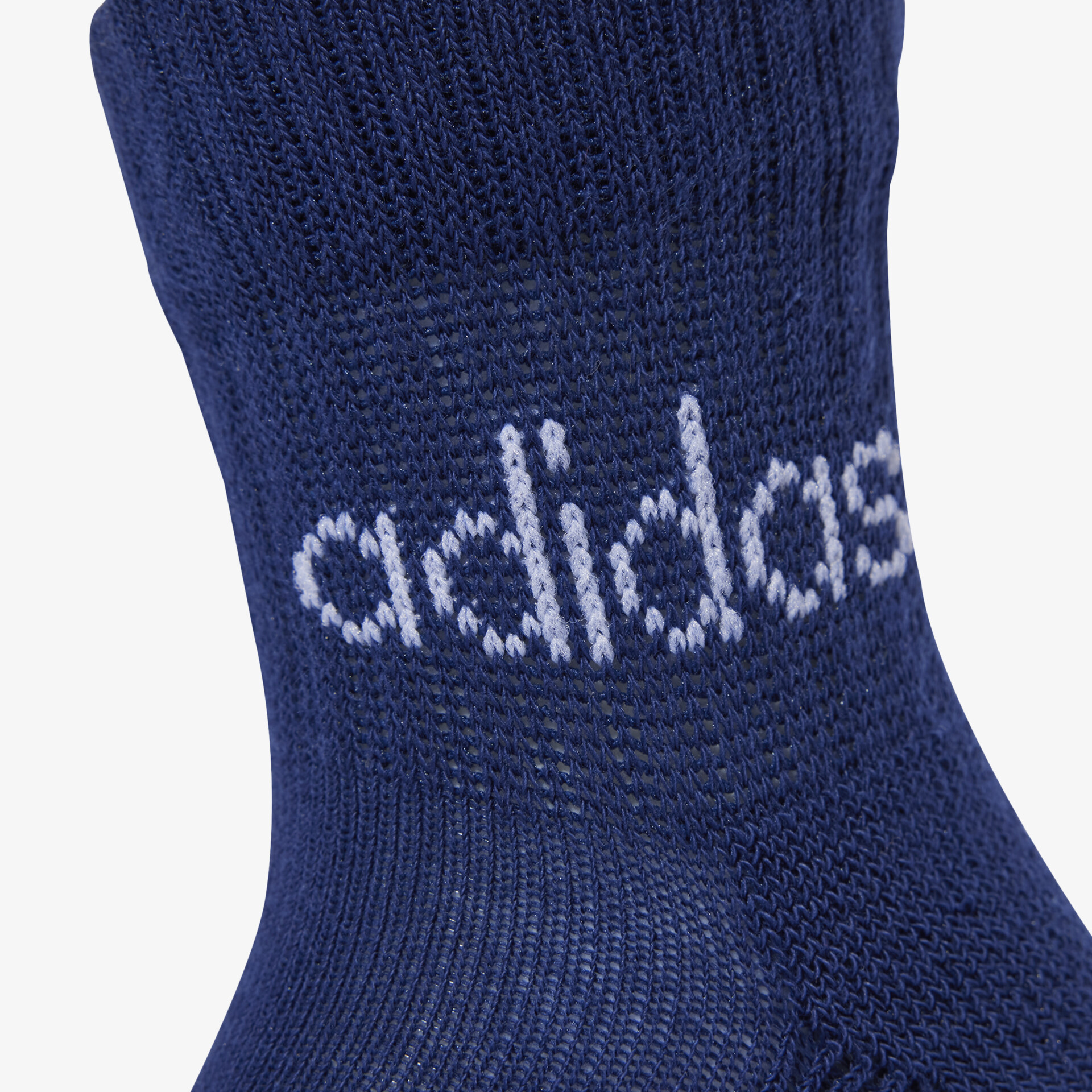 Detailaufnahme einer blauen adidas Socke mit feiner Strickstruktur und gutem Tragekomfort