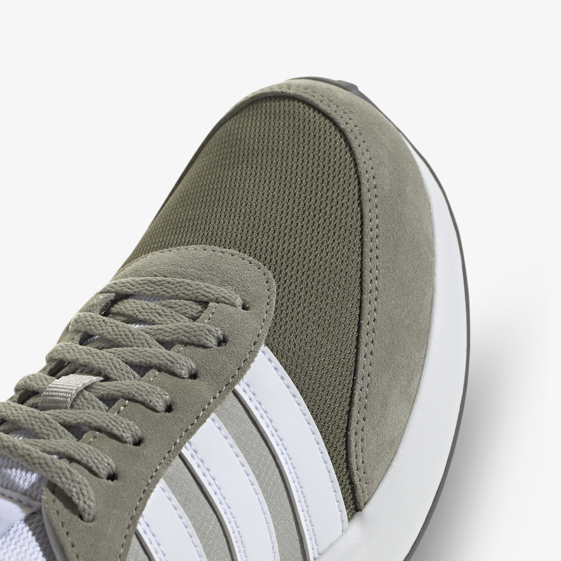 Moderner Sneaker mit Mesh-Obermaterial und stilvollen Akzenten für vielseitigen, bequemen Tragekomfort.