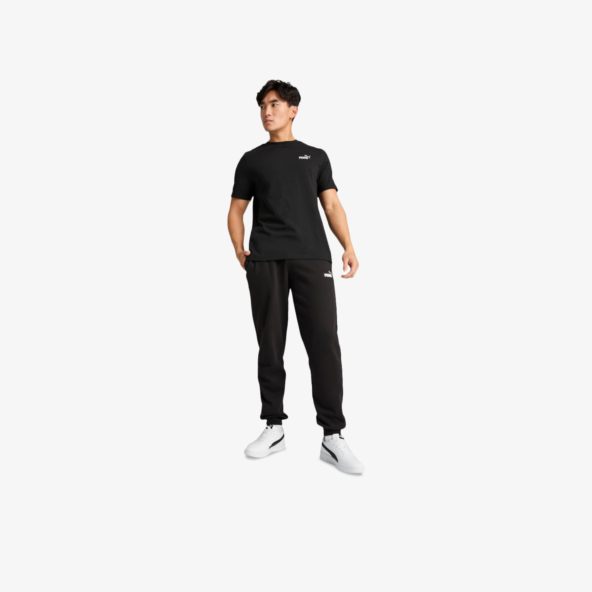 sportliches schwarzes outfit mit bequemem t-shirt und joggerhose, weißer schuh im casual look