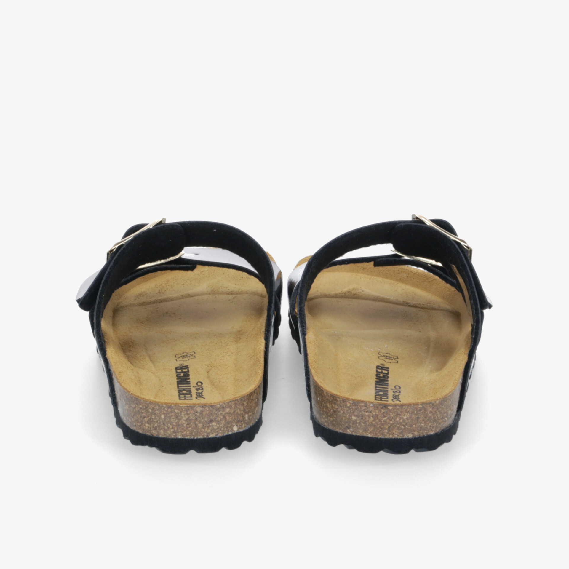 Rückansicht von zwei schwarzen Sandalen mit verstellbaren Riemen und bequemem Fußbett auf weißem Hintergrund