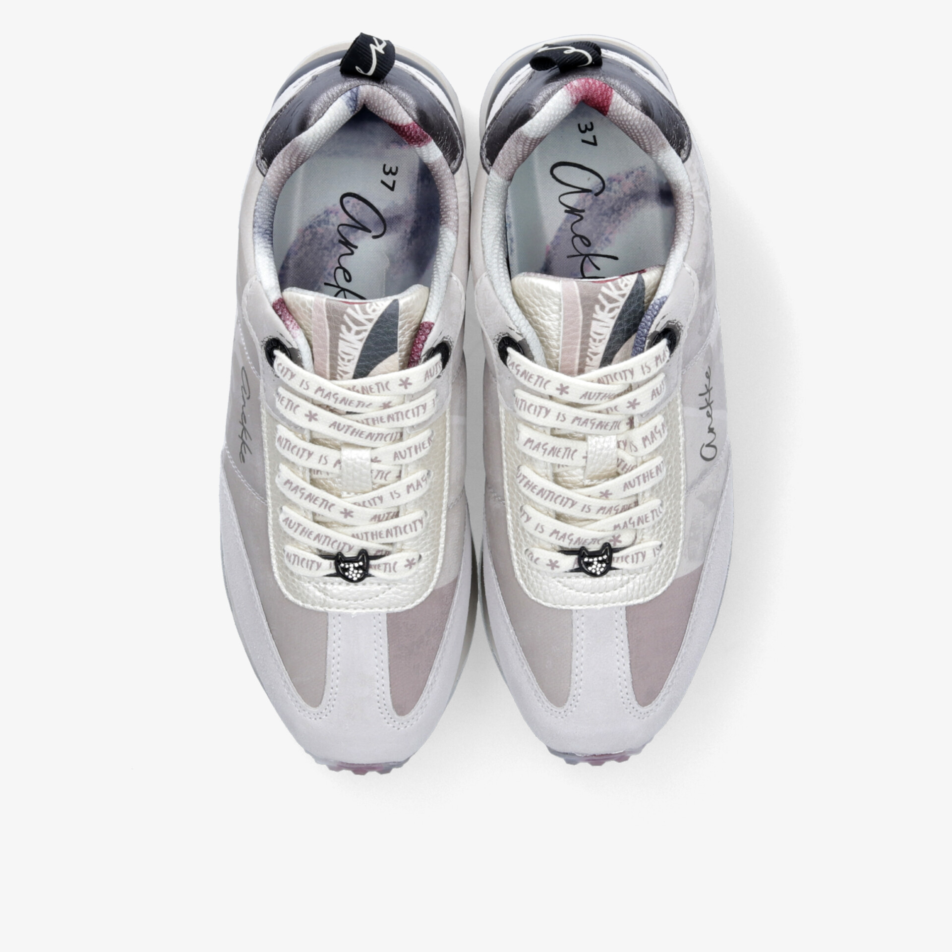 Moderne Sneaker mit stilvollem Design und komfortabler Passform in Weiß und Grau von oben