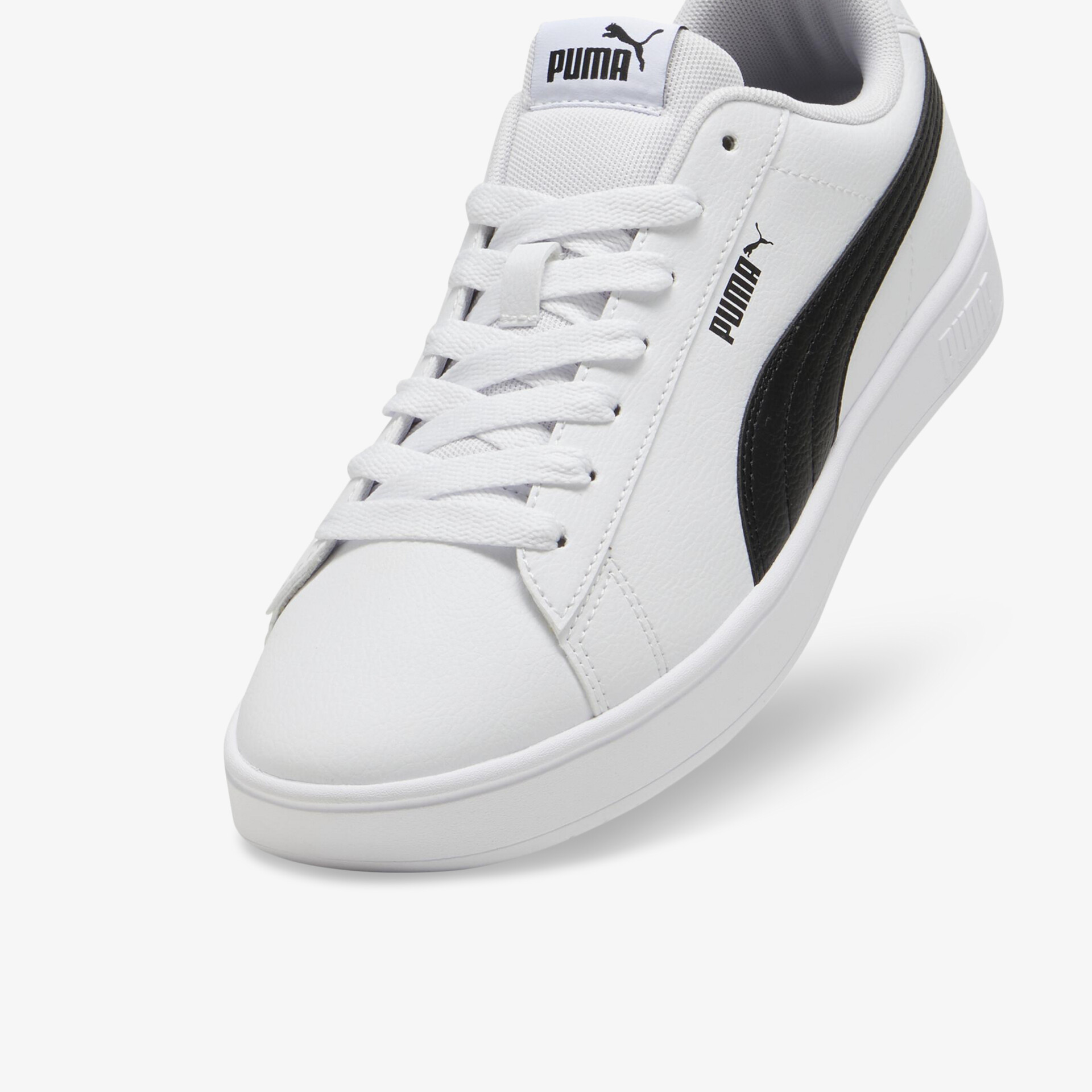 Weißer sportlicher Sneaker mit schwarzem Puma Logo, bequeme Passform und langlebigem Material in schräger Frontansicht