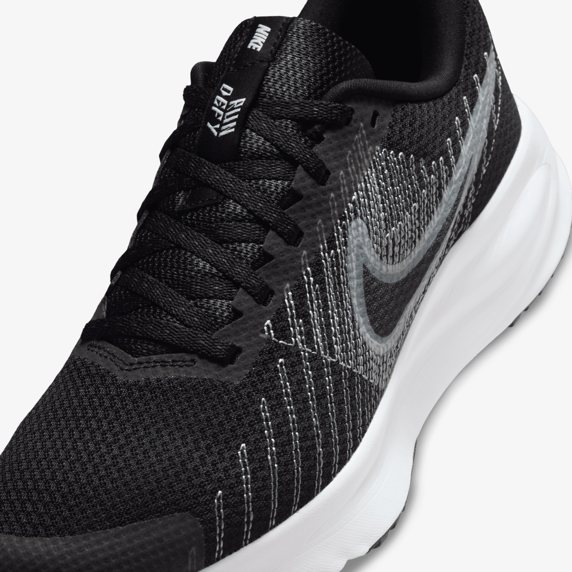 Moderner Sneaker in Schwarz mit weißer Sohle und markantem Design