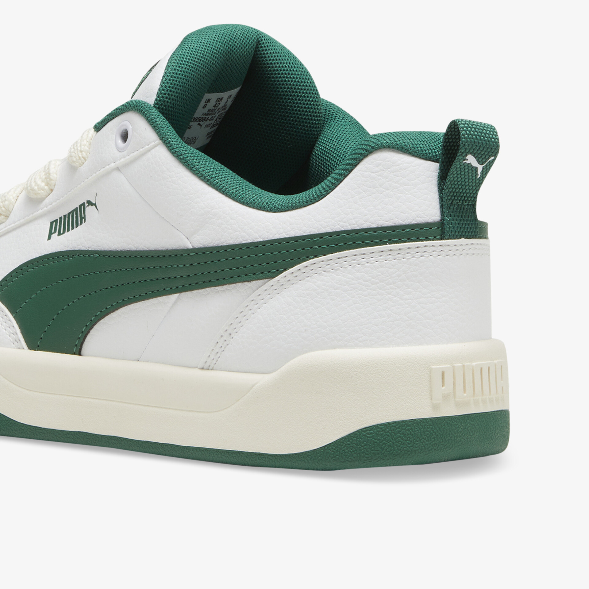 Seitenansicht eines komfortablen Puma Sportschuhs mit gepolstertem Kragen und stabiler Sohle in Weiß und Grün