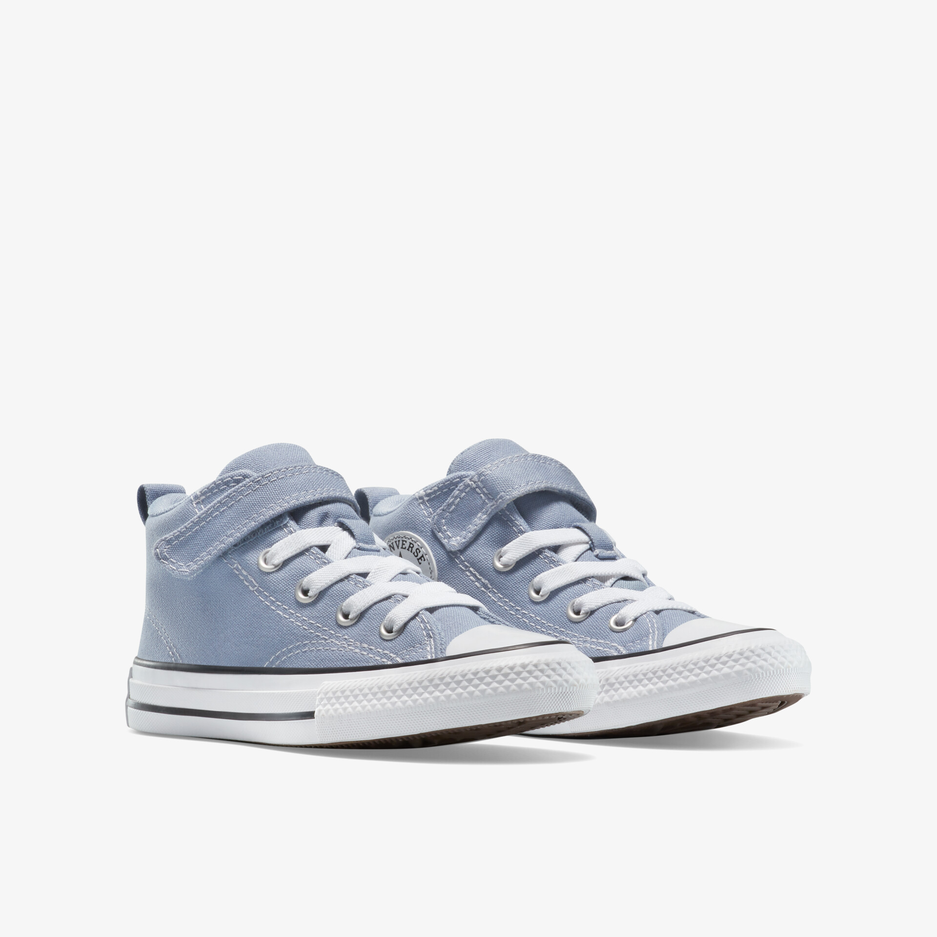 Hellblaue hohe Sneaker mit Schnürsenkeln und Klettverschluss, weiße Gummisohle, modernes Design, komfortabel