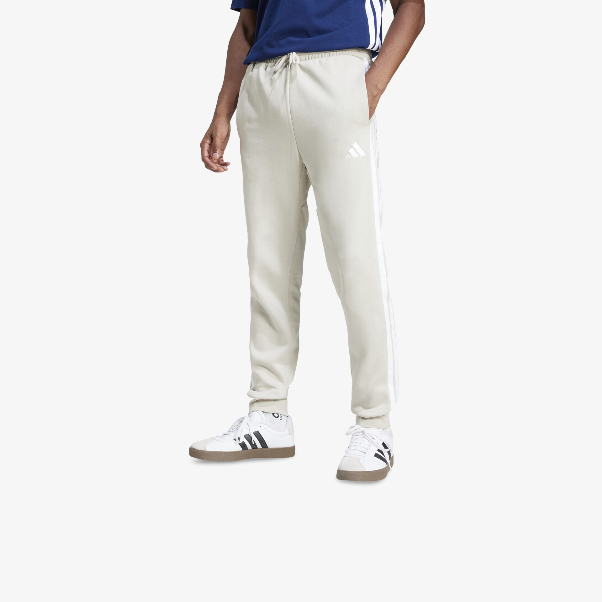 Sportliche weiße Hose mit elastischem Bund und bequemem Schnitt, perfekt für Alltag und Freizeitaktivitäten