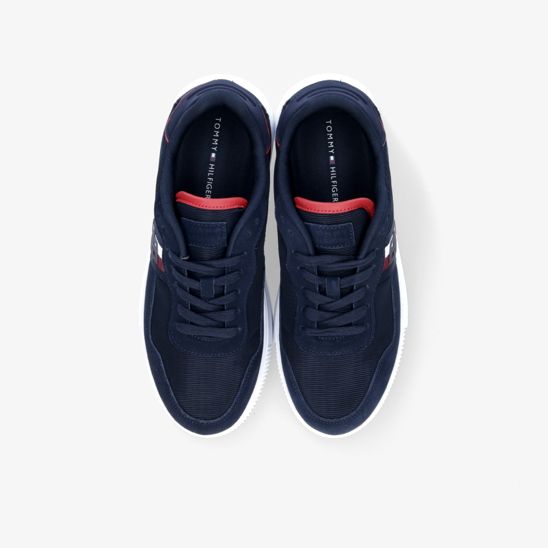 Oberschuh in dunklem Blau mit roter Akzentfarbe, bequemer, sportlicher und strapazierfähiger Sneaker als Paar von oben