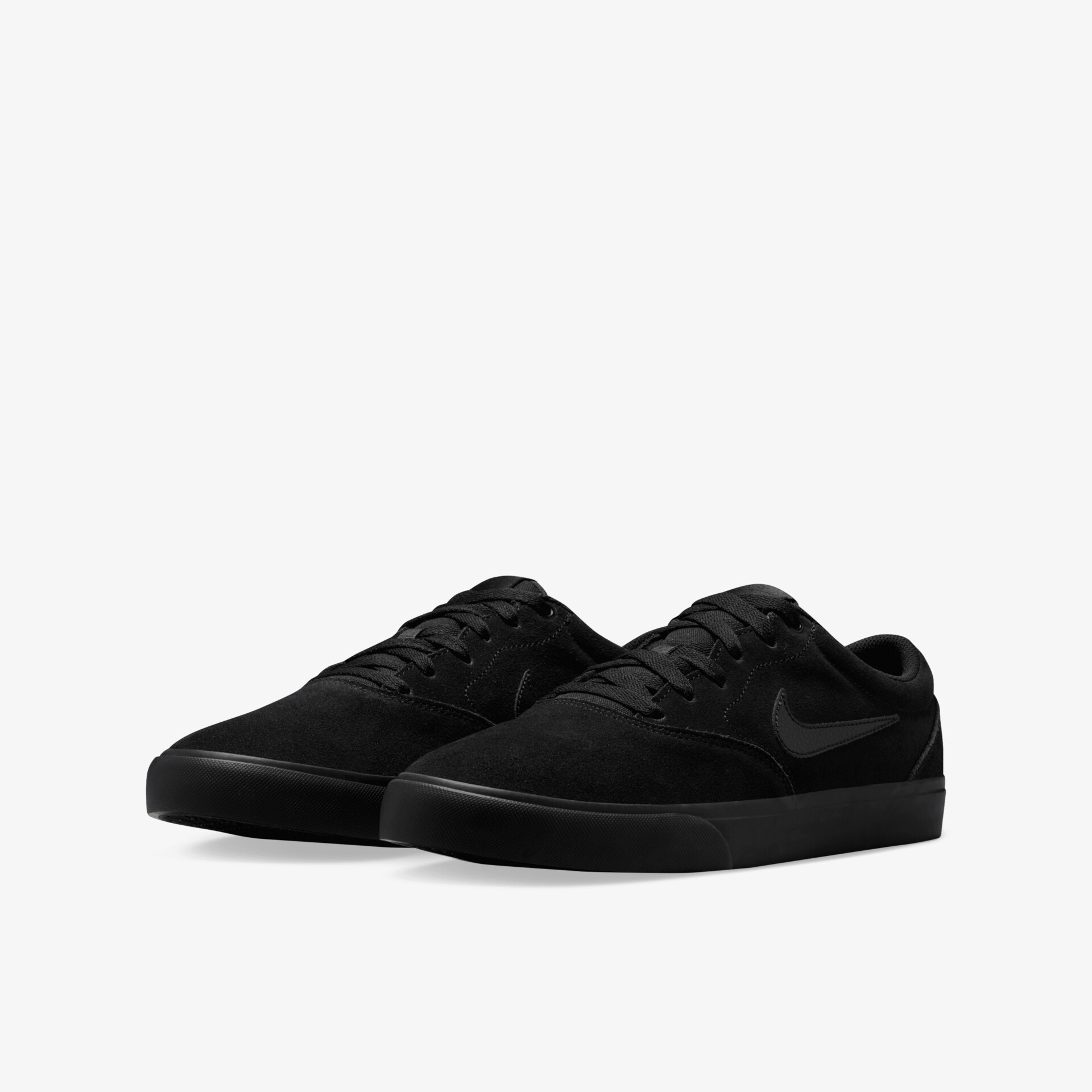 Schwarze sportliche Sneaker im Paar, bequem und leicht mit schnürsenkeln und rutschfester Sohle