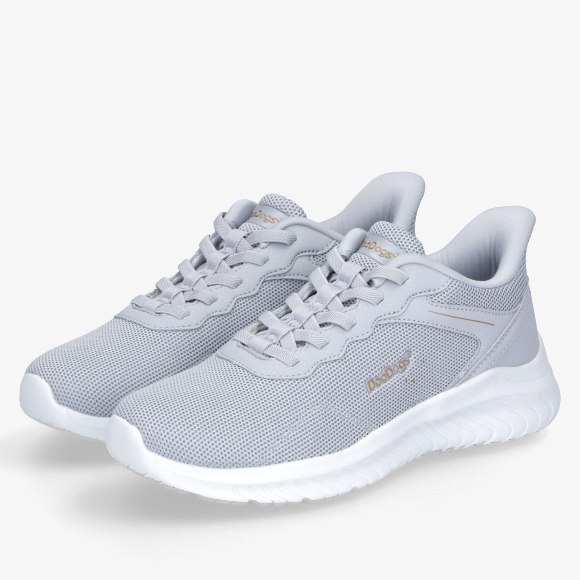 Leichte graue Sneaker mit atmungsaktivem Material und komfortabler, flexibler Laufsohle als Paar zu sehen