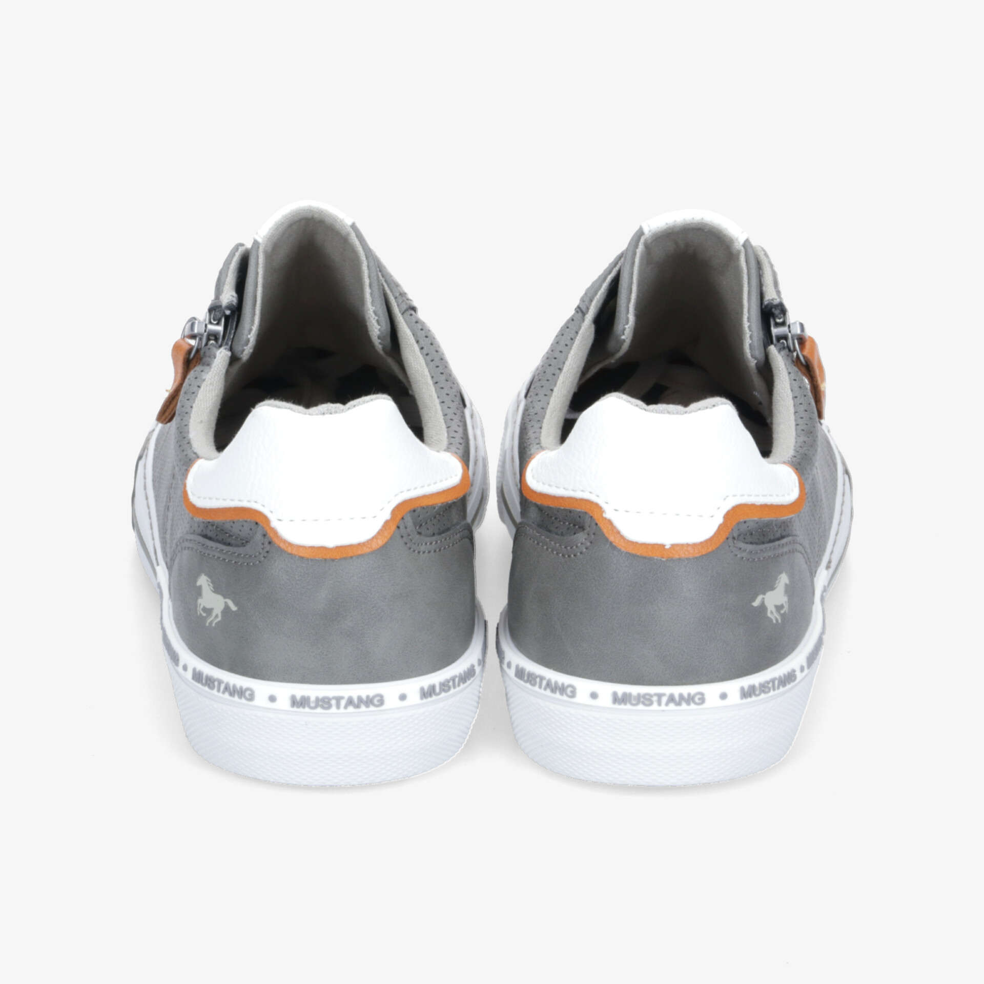 Rückansicht von zwei weißen und grauen Sneakern mit orangenen Details und robuster Sohle