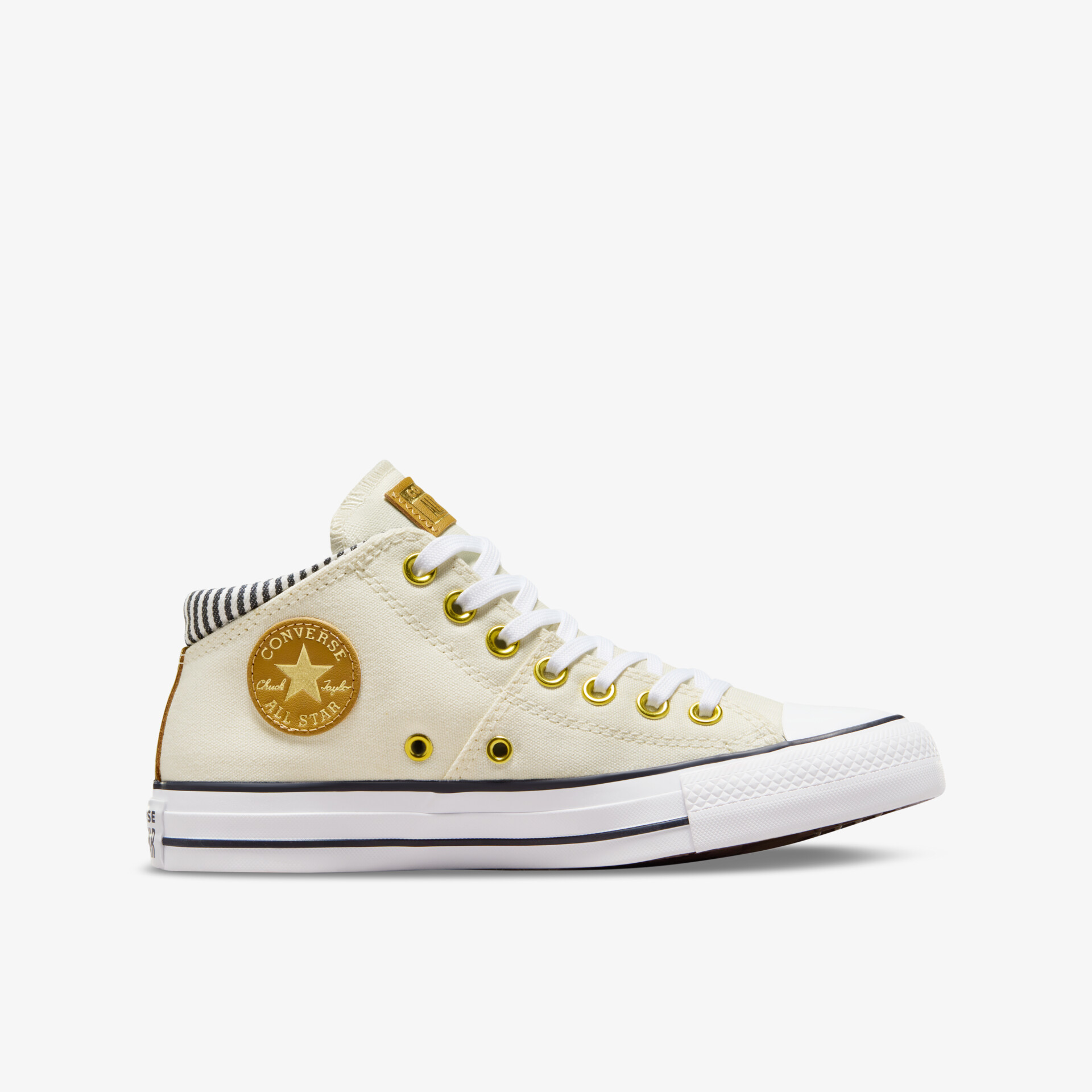 Weißer hochwertiger Sneaker mit klassischer Schnürung und robustem, komfortablem Material in klarer Seitenansicht