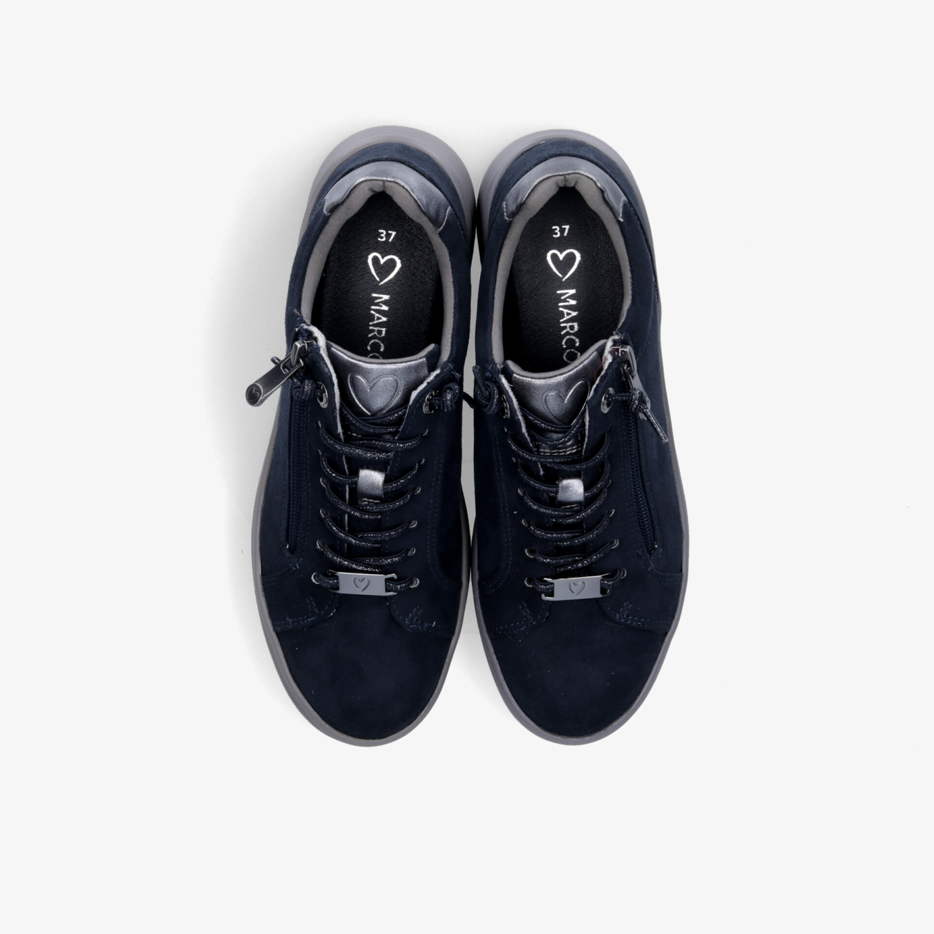 Schwarze Sportschuhe als Paar in Draufsicht mit gepolsterter Innensohle und rutschfester Gummisohle